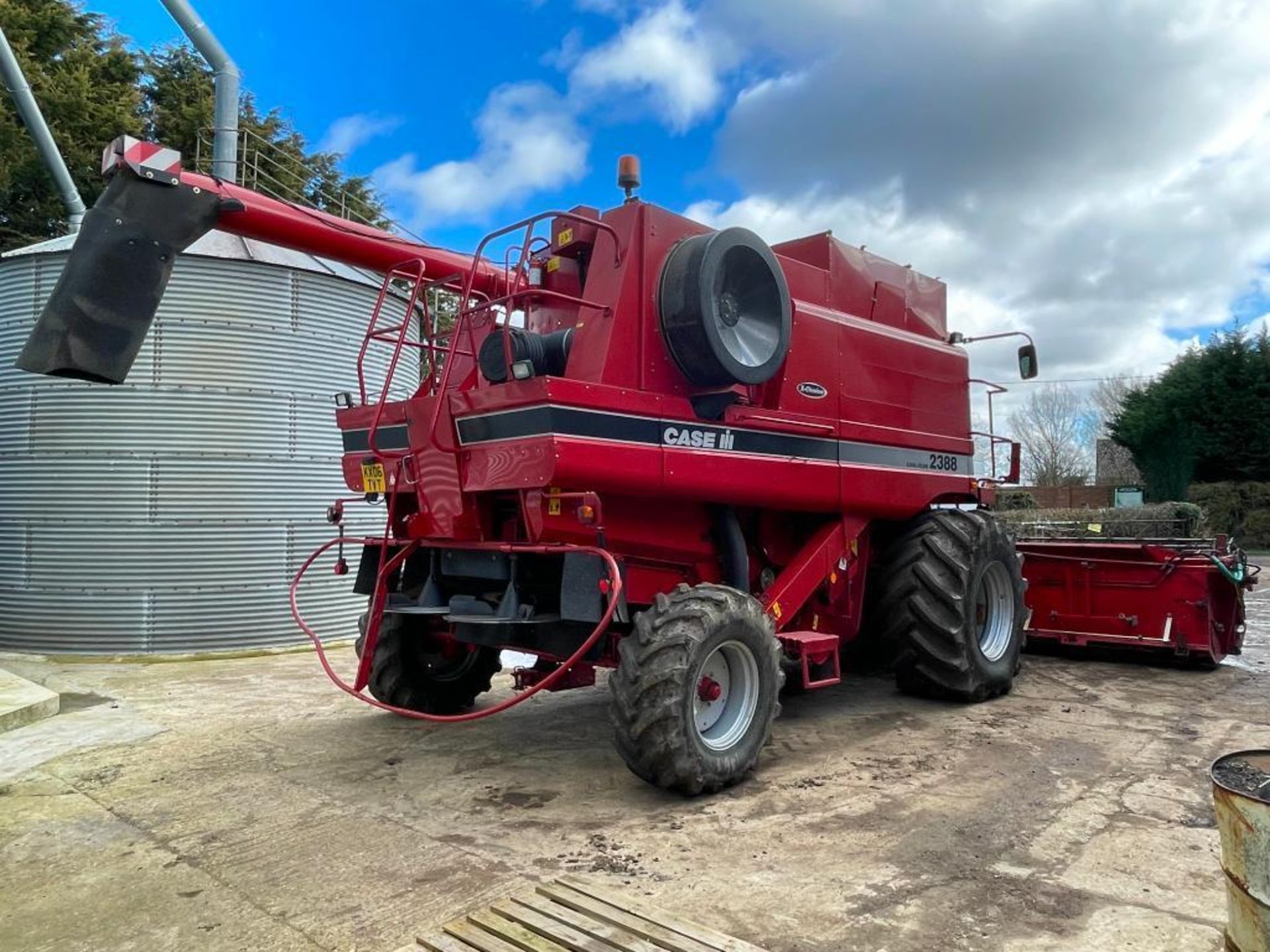2006 Case Axial Flow 2388 Xclusive combine harvester on 800/65R32 front wheels and tyres with straw - Image 10 of 28