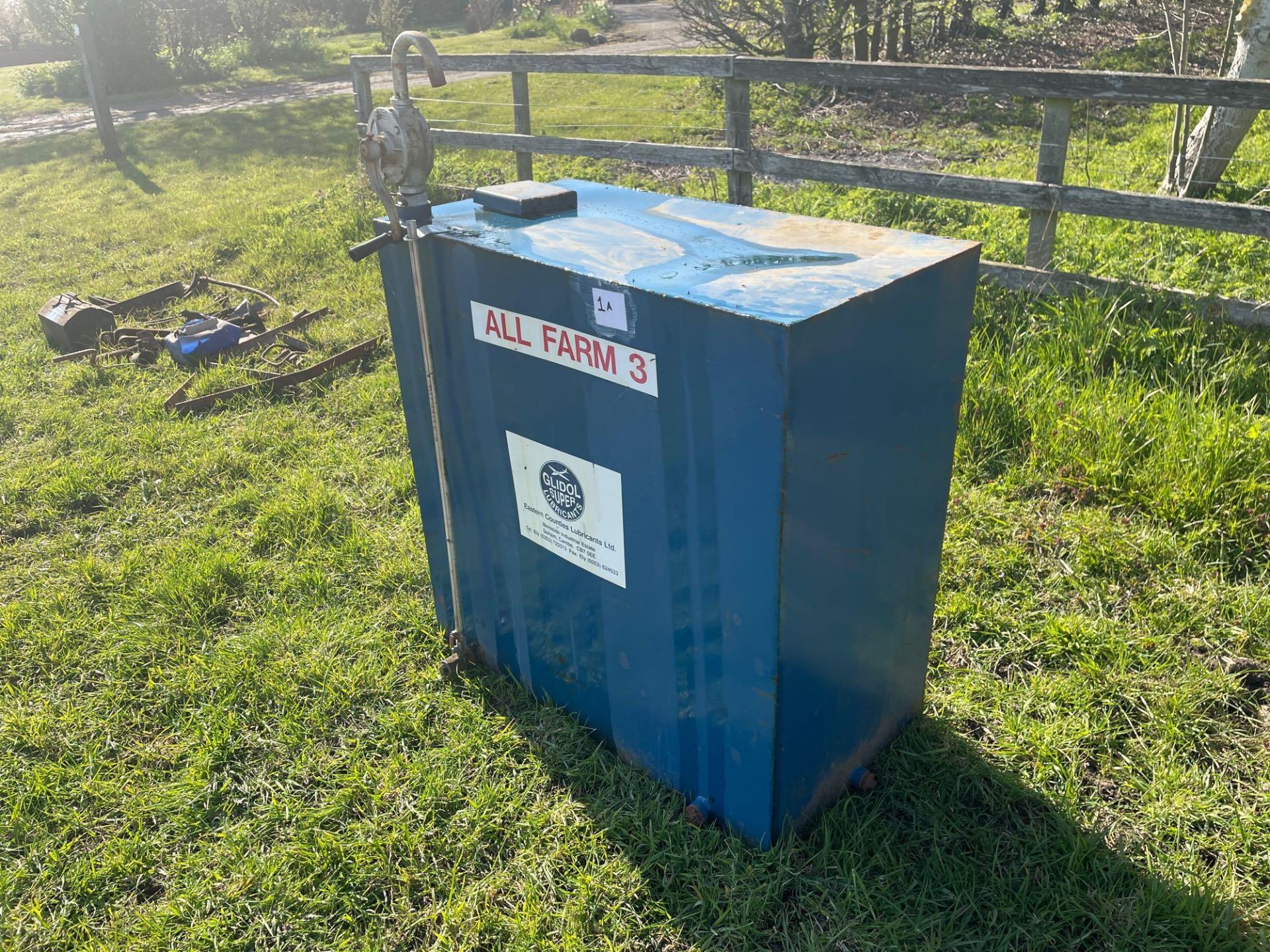 Metal tank with manual pump - Image 2 of 2