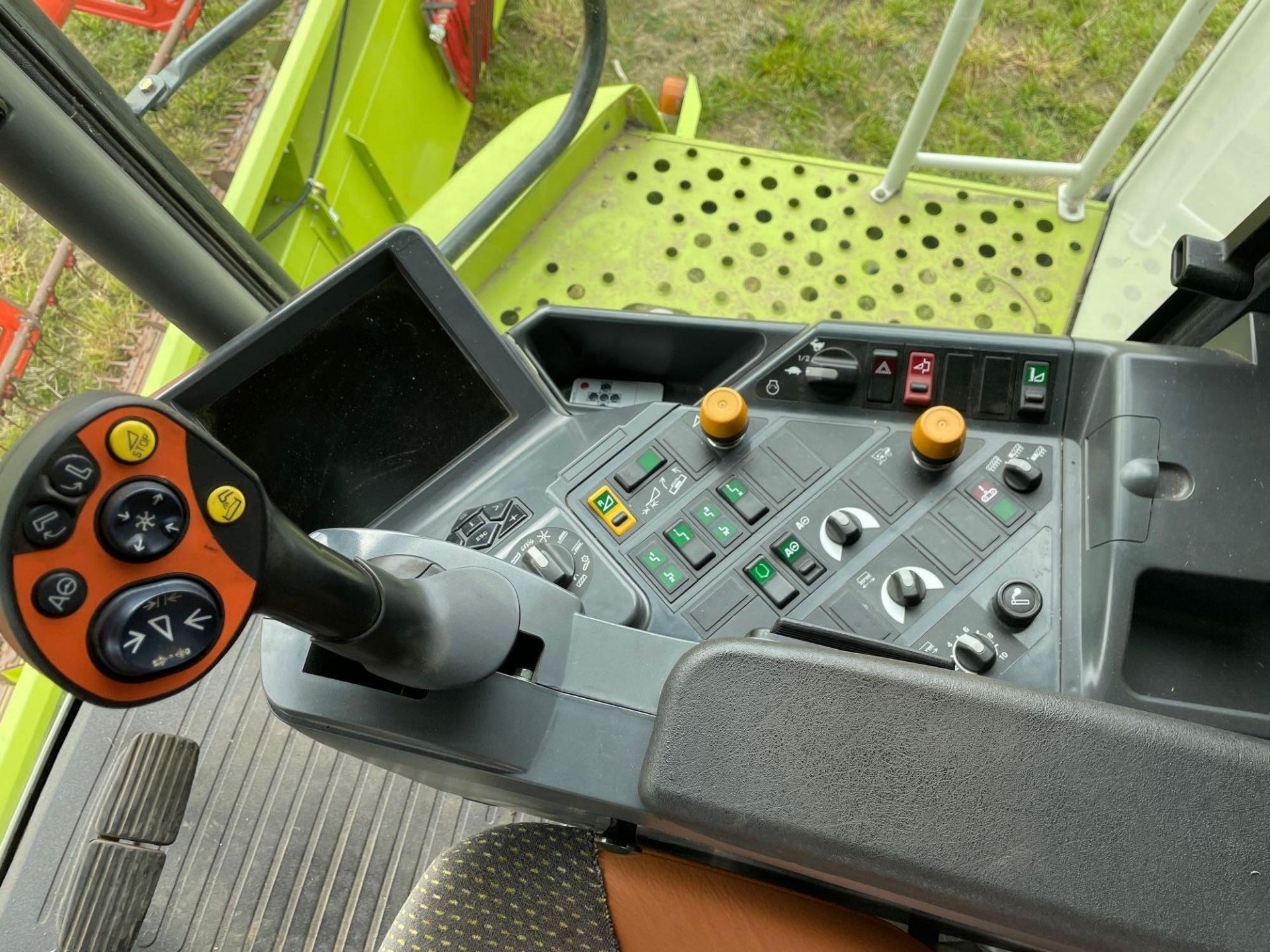 2007 Claas Lexion 570+TT Terra Trac combine harvester with straw chopper and Claas V900 header with - Image 30 of 31