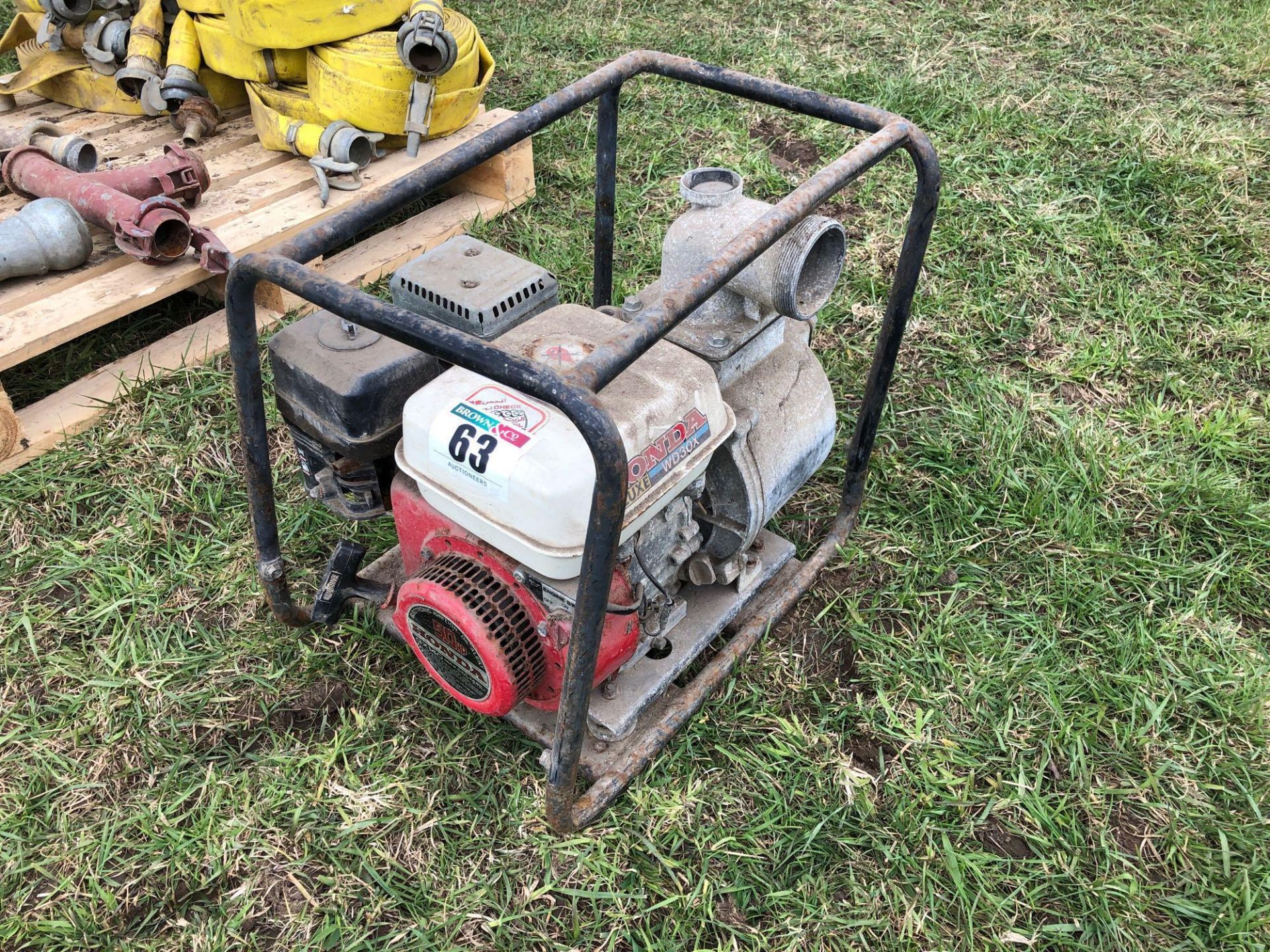 Petrol irrigation pump with 5hp Honda engine and 3" outlet - Image 4 of 4