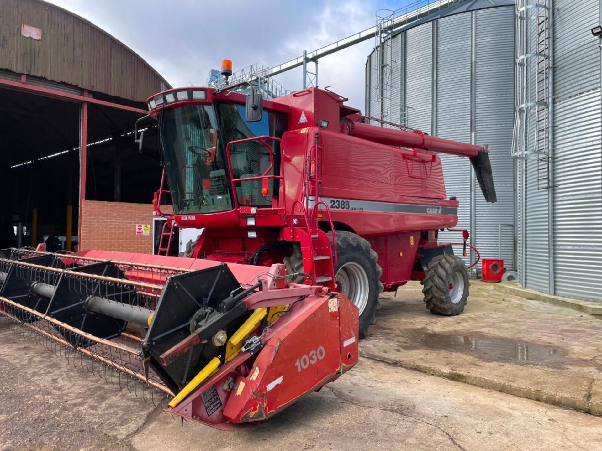 2006 Case Axial Flow 2388 Xclusive combine harvester on 800/65R32 front wheels and tyres with straw - Image 17 of 28