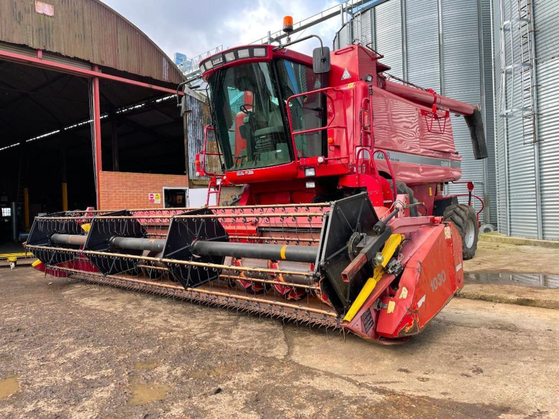 2006 Case Axial Flow 2388 Xclusive combine harvester on 800/65R32 front wheels and tyres with straw - Image 19 of 28