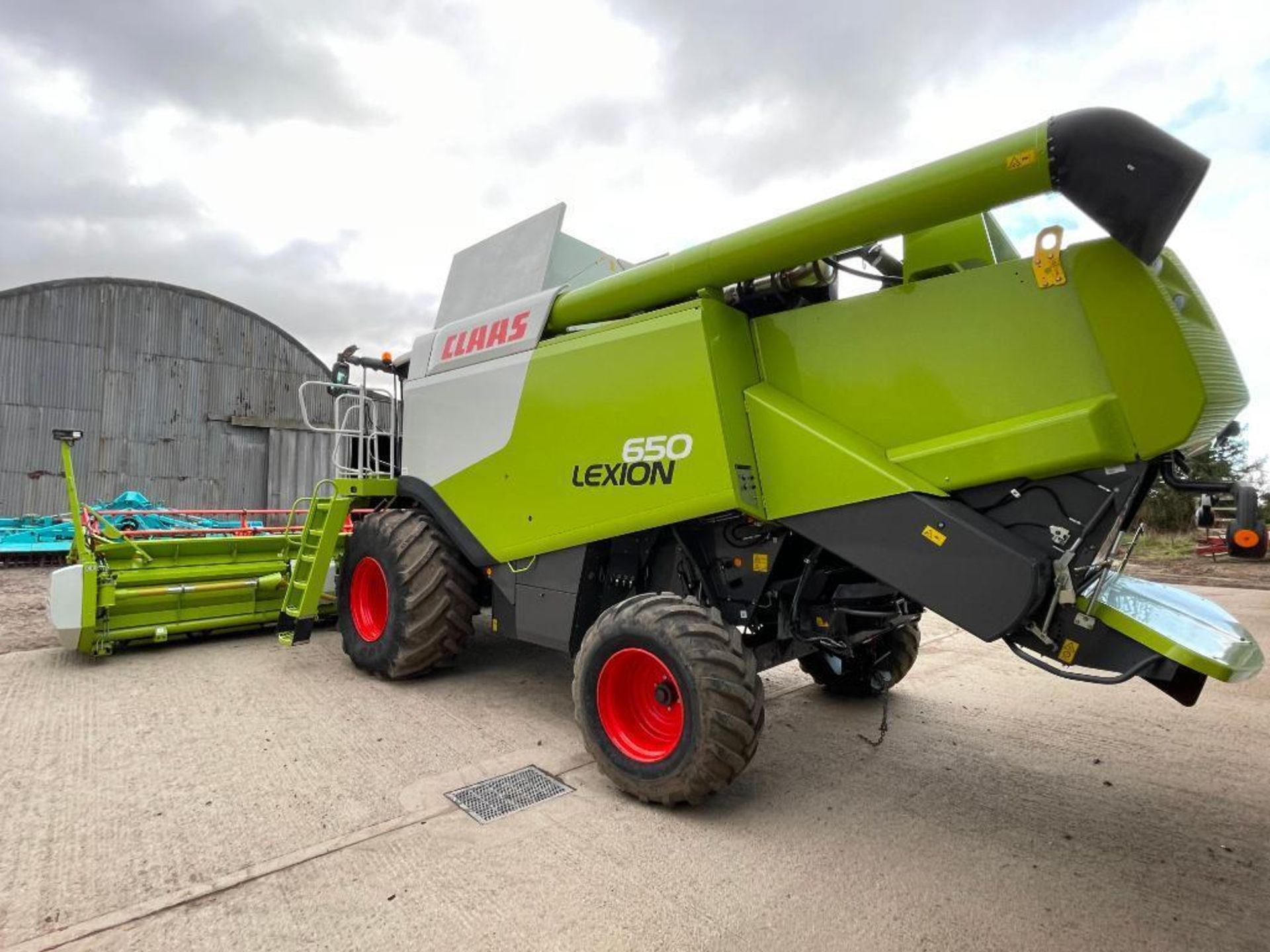 2015 Claas Lexion 650 combine harvester, telematics ready with straw chopper and rear tow hitch and - Image 14 of 22