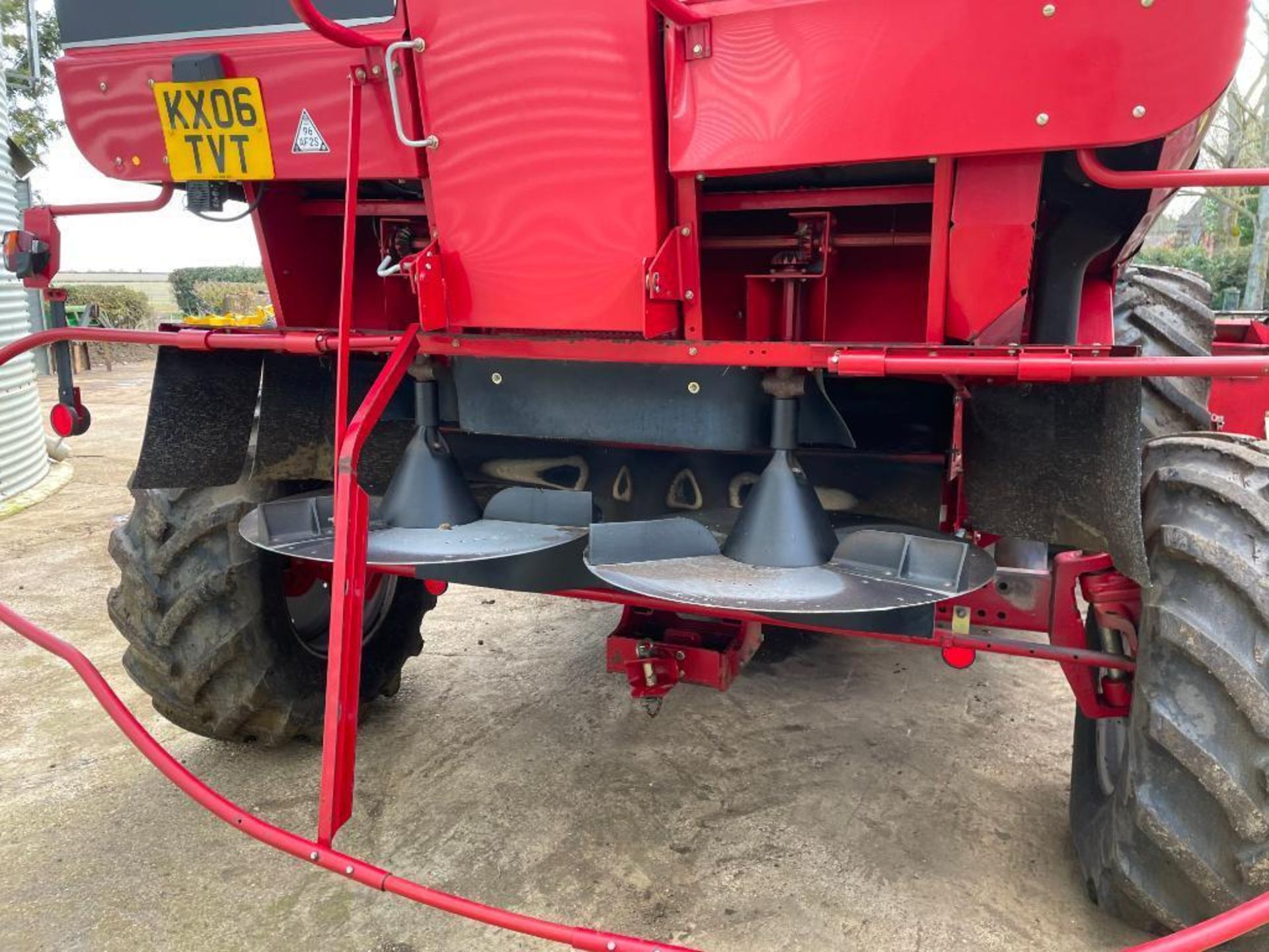 2006 Case Axial Flow 2388 Xclusive combine harvester on 800/65R32 front wheels and tyres with straw - Image 11 of 28