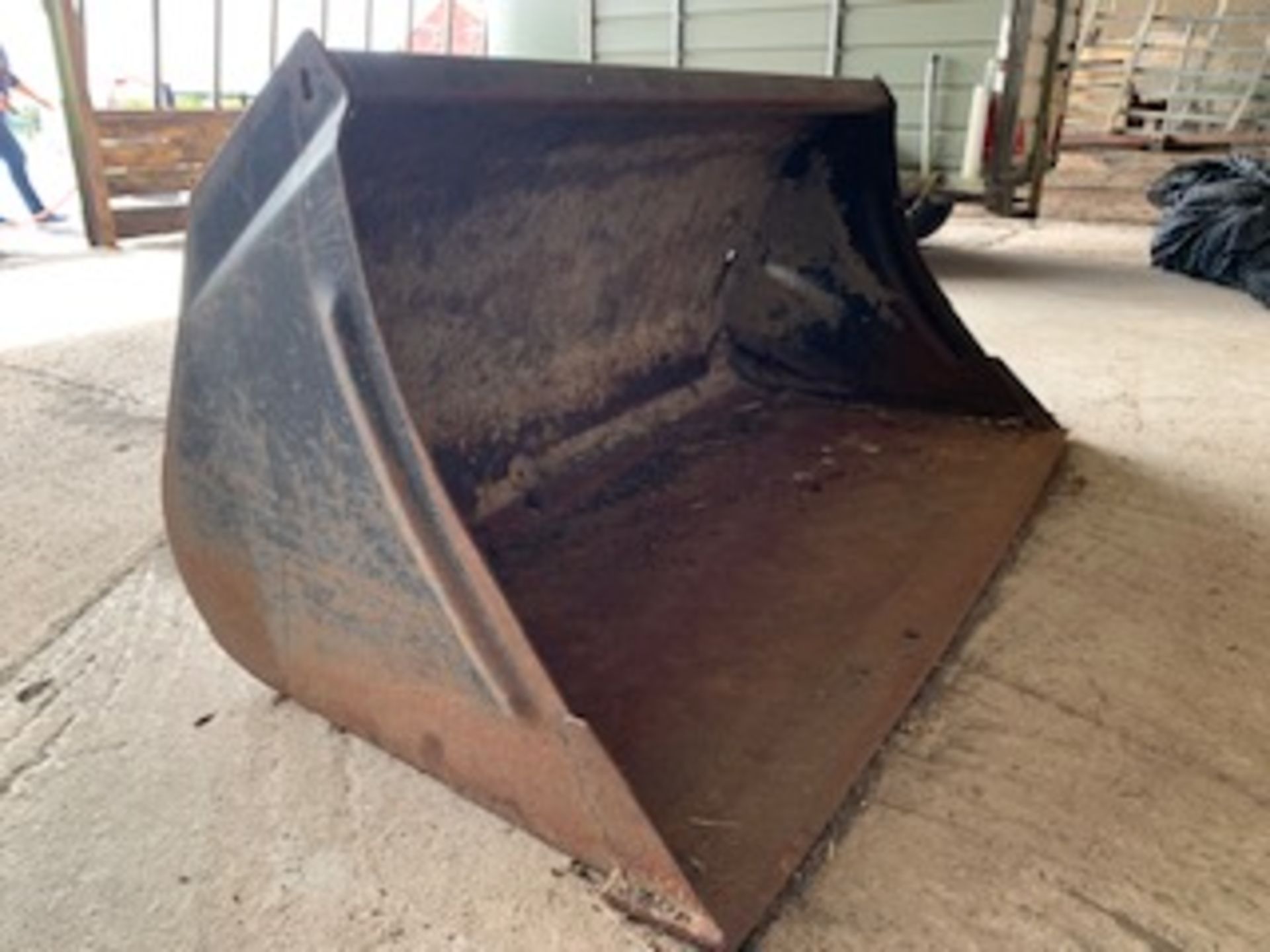 Bucket for loader tractor