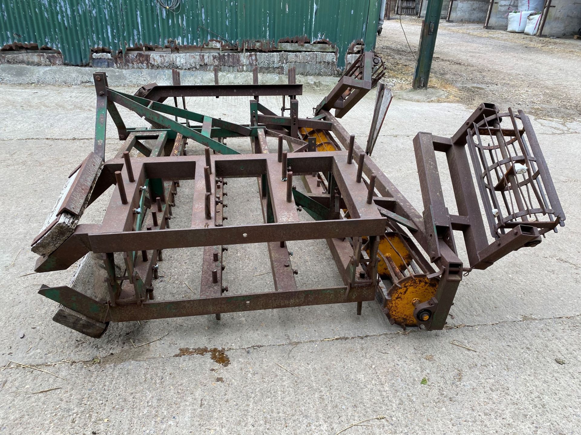 Cousins 4m folding dutch harrows - Image 2 of 5