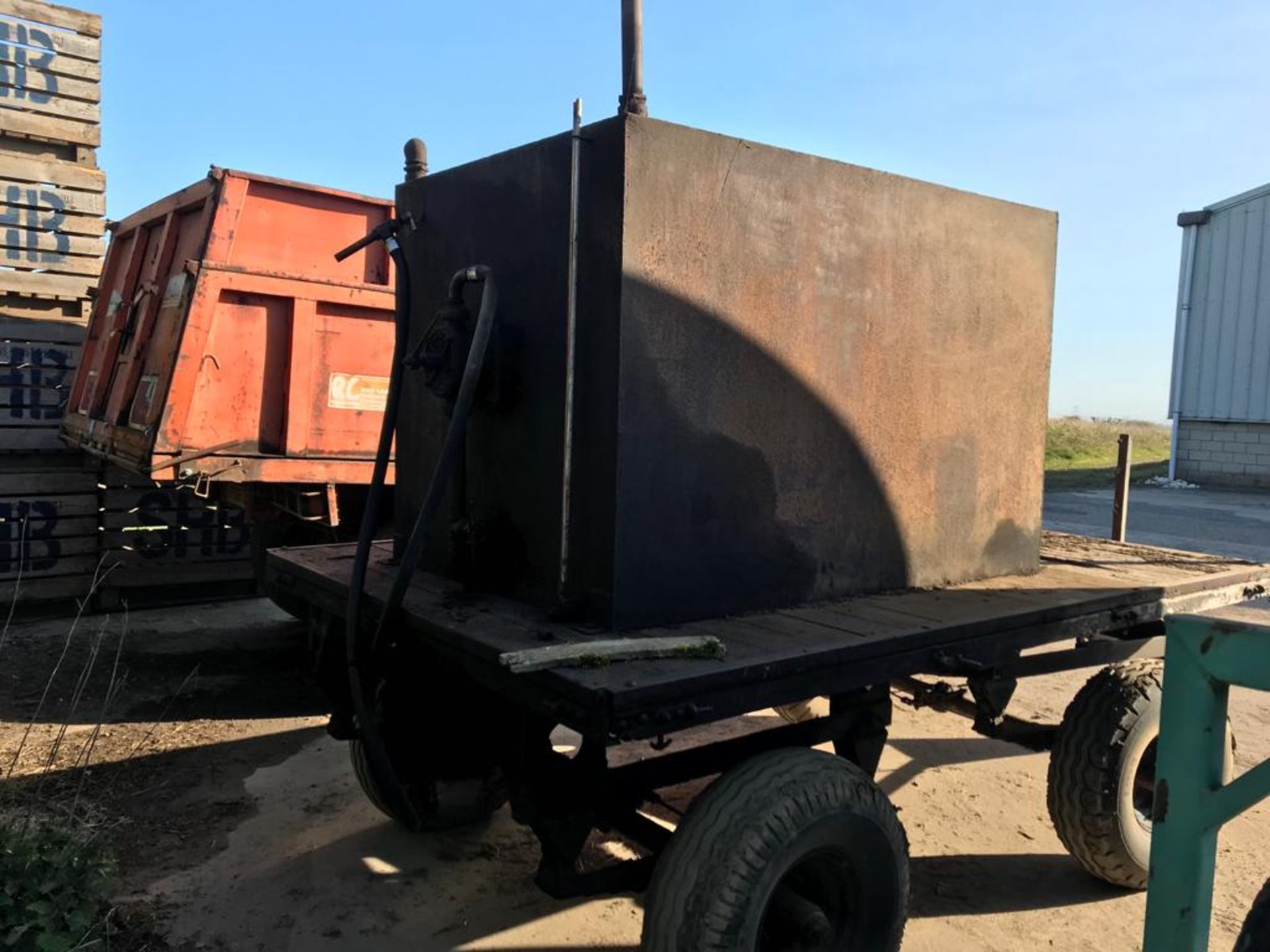 4 wheeled trailer & fuel bowser - Image 2 of 3