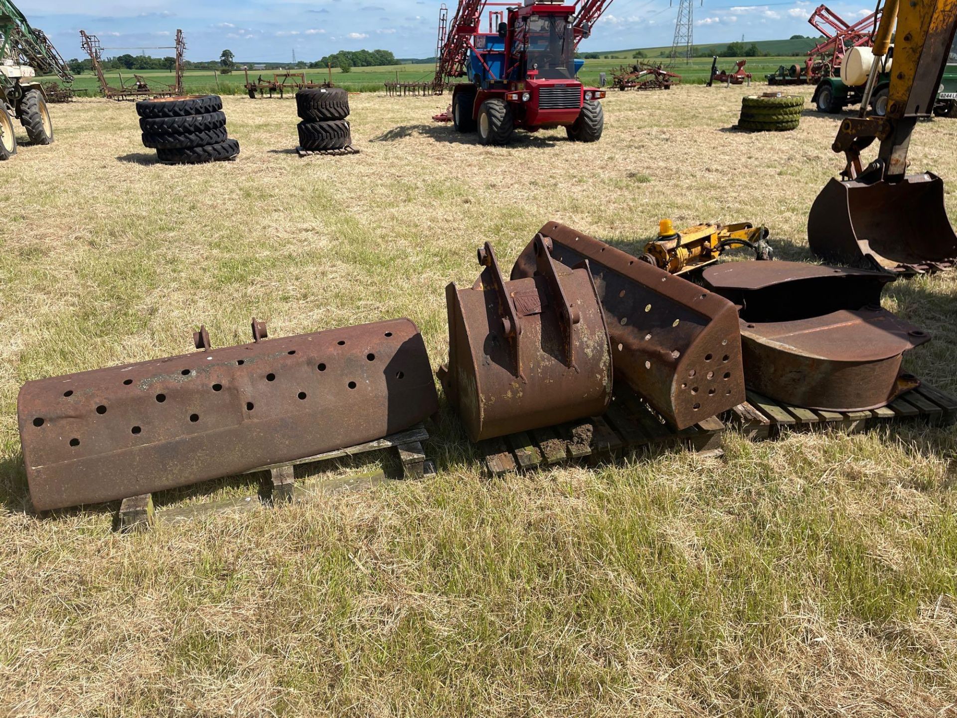 1993 JCB 3CX Sitemaster 4wd back hoe loader with 3 in 1 bucket on 10.5/80-18 front and 18.4-26 rear - Image 2 of 14