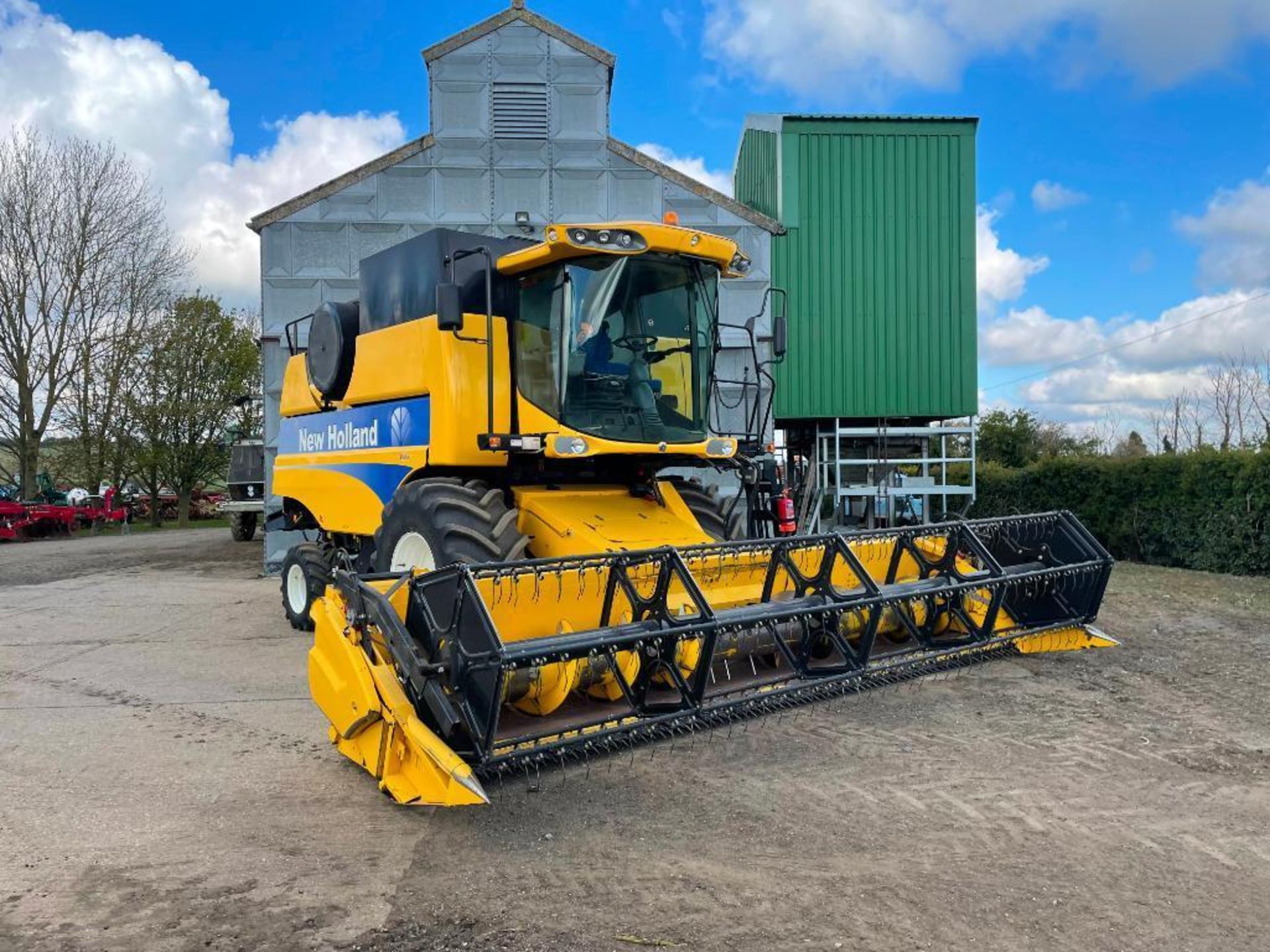 2011 New Holland CSX7060 combine harvester with 20ft Varifeed header on 800/65R32 front and 16.0/70- - Image 2 of 15