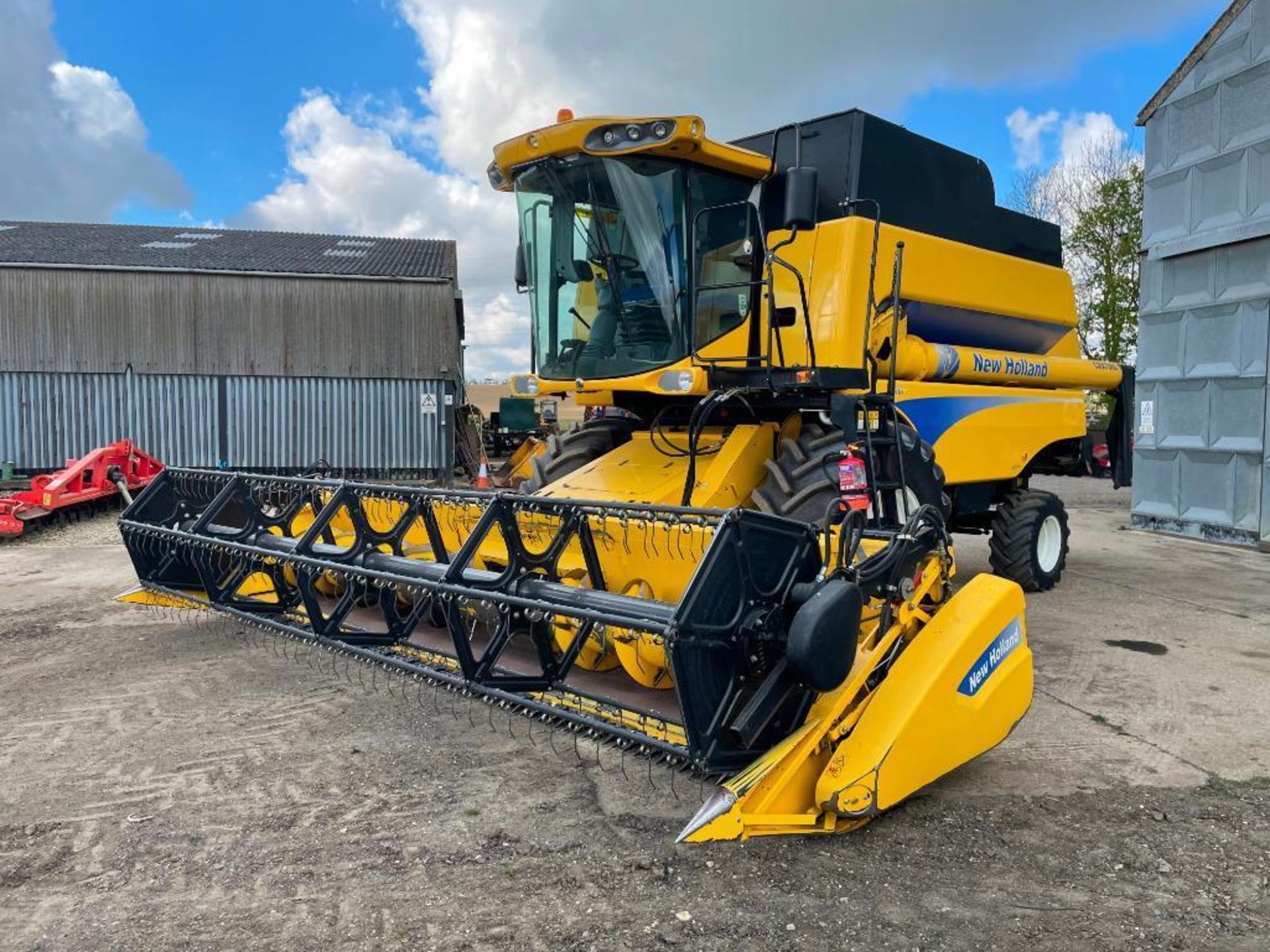 2011 New Holland CSX7060 combine harvester with 20ft Varifeed header on 800/65R32 front and 16.0/70- - Image 3 of 15