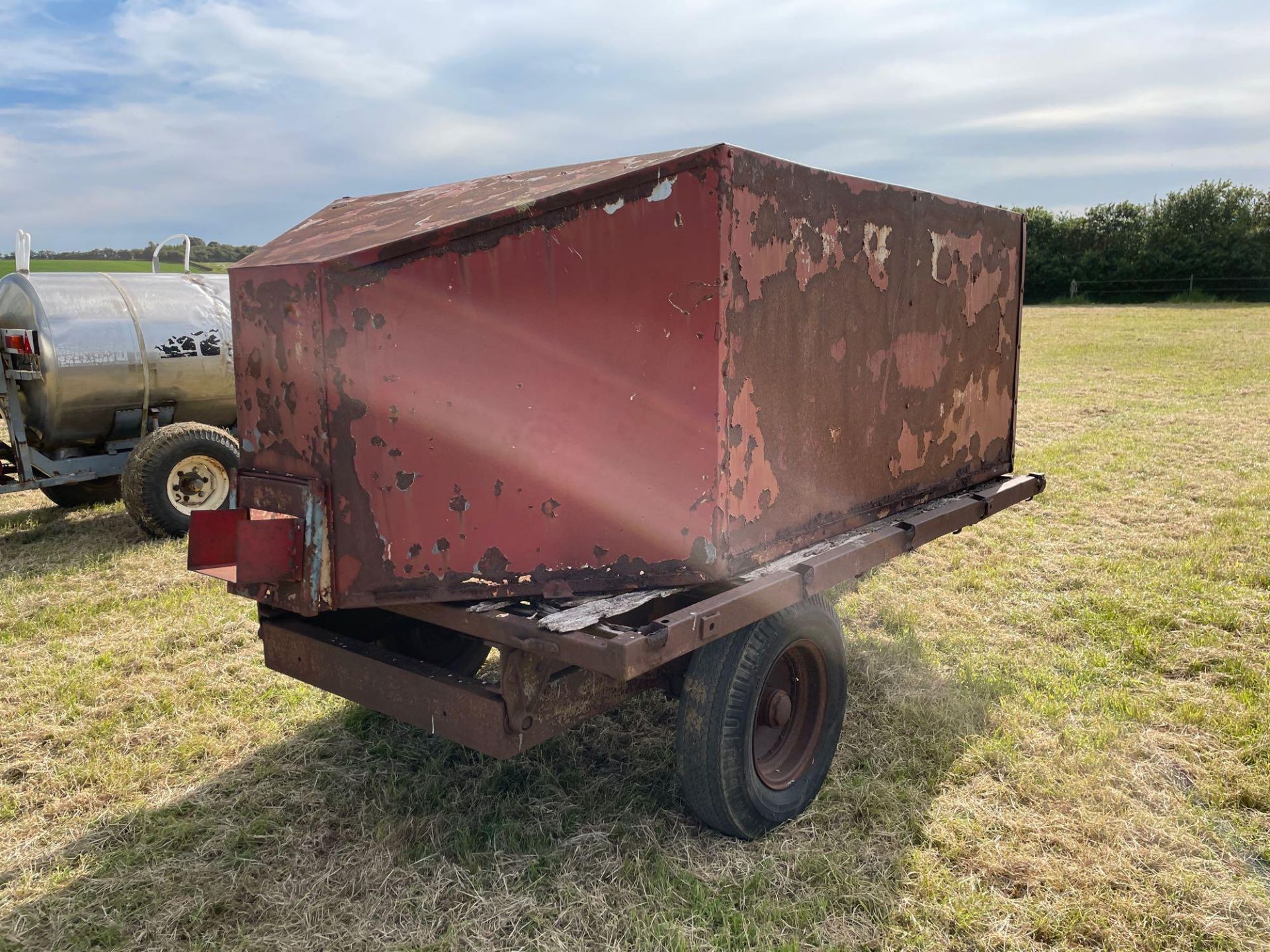 10ft single axle hydraulic tipping trailer, wooden floor with steel tank and grain chute - Image 4 of 6