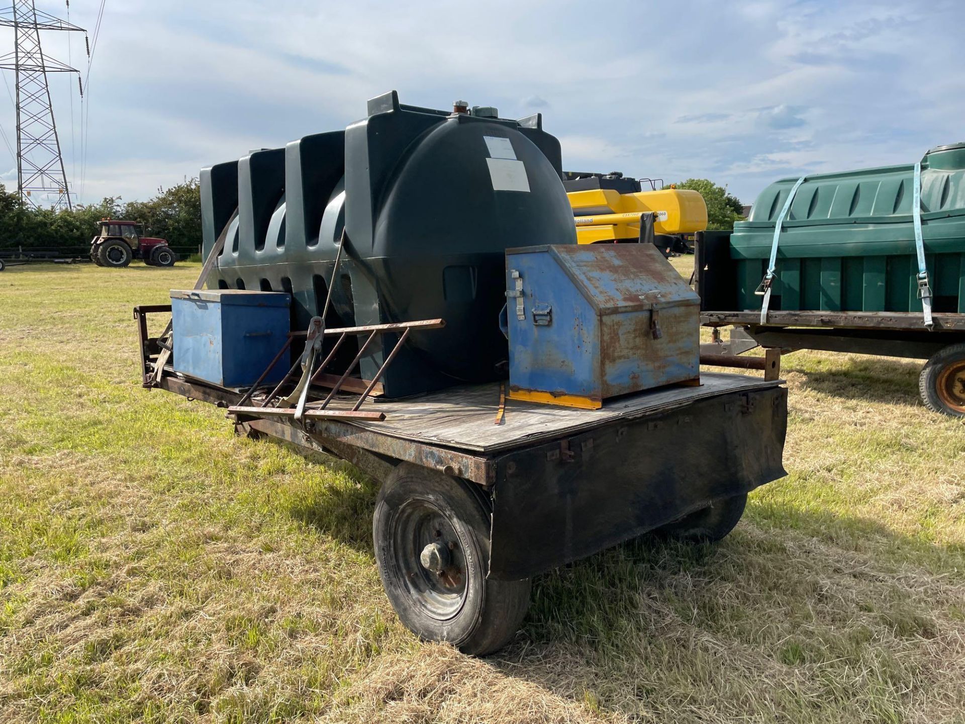 10 ft single axle trailer, wooden floor with 2500l plastic tank 12v electric pump - Image 4 of 5