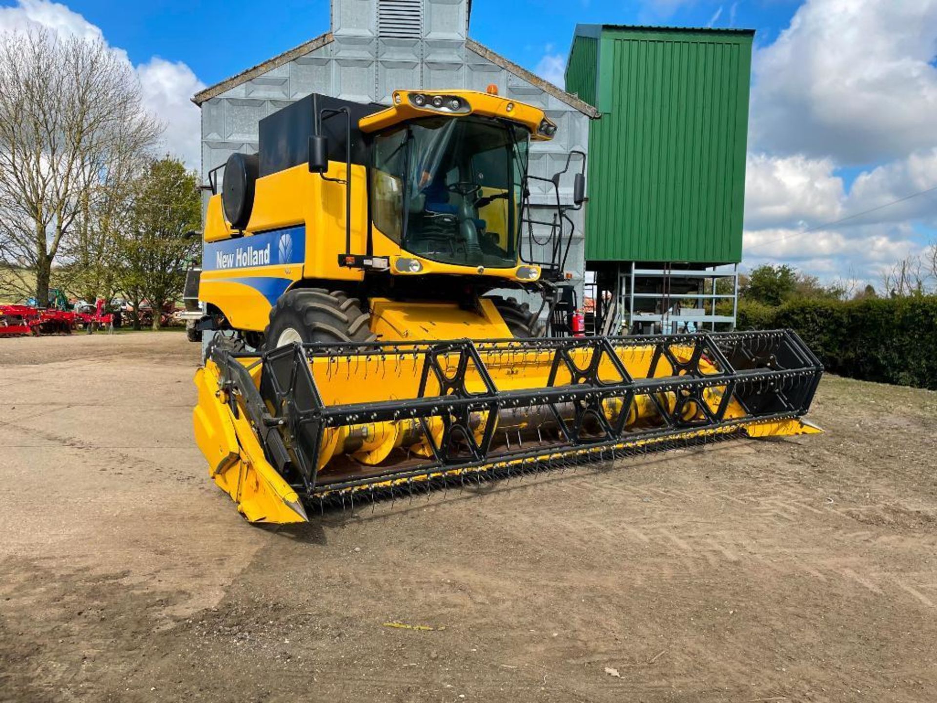 2011 New Holland CSX7060 combine harvester with 20ft Varifeed header on 800/65R32 front and 16.0/70- - Image 14 of 15