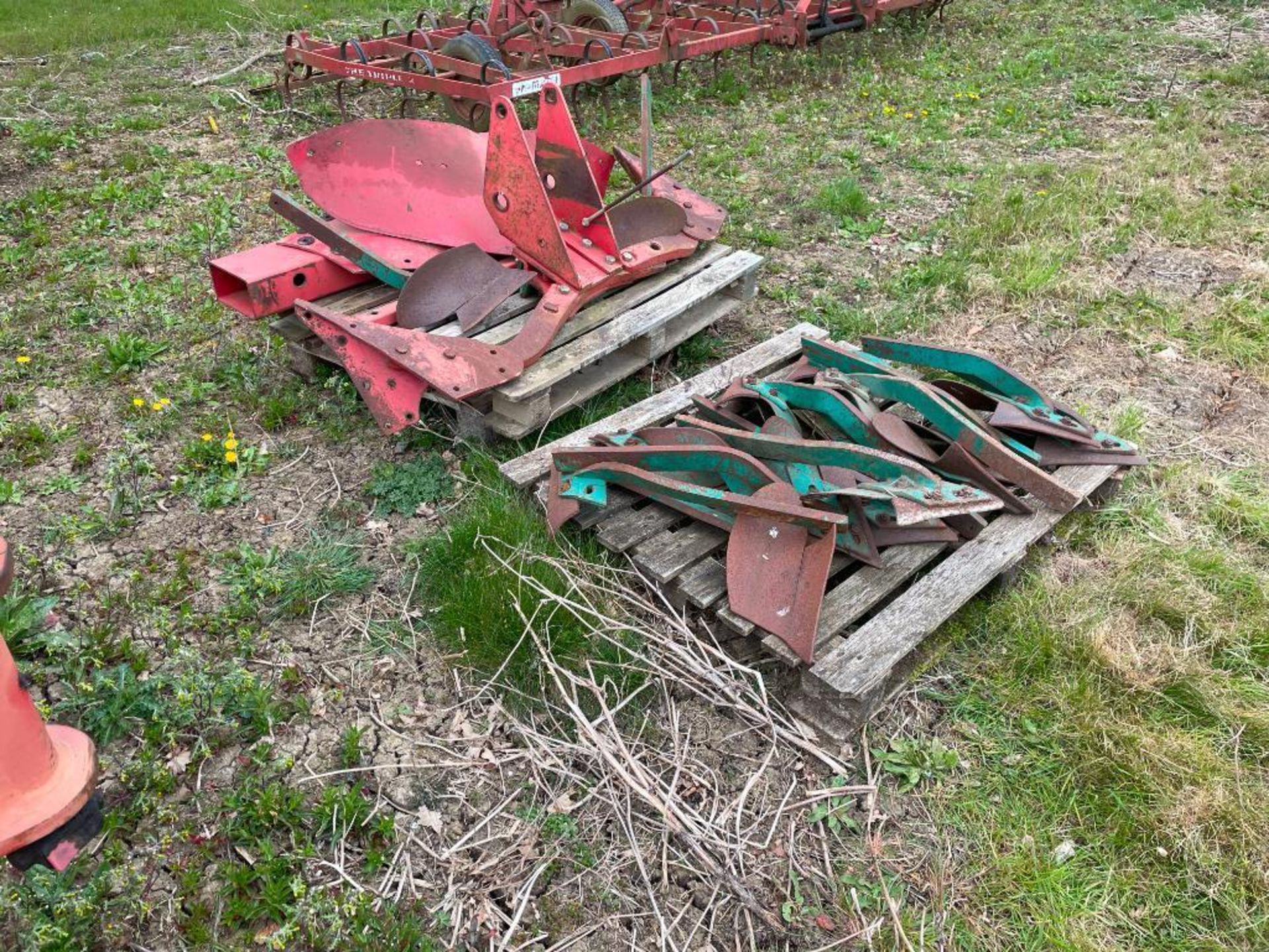 Kverneland 6+1f LO85 reversible plough, hydraulic vari-width. Model No: 85-300-28. Serial No: 240. N - Image 11 of 11