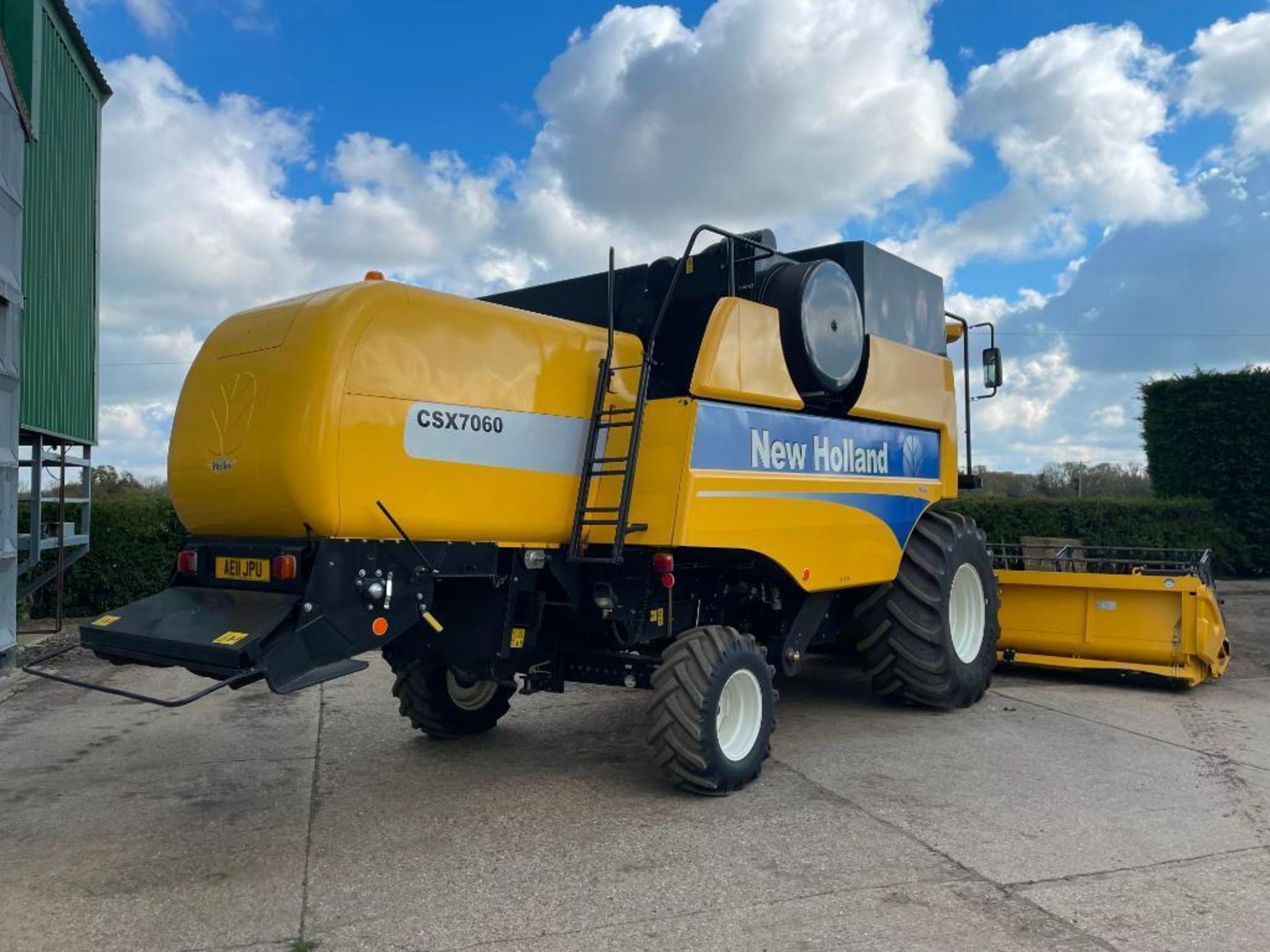 2011 New Holland CSX7060 combine harvester with 20ft Varifeed header on 800/65R32 front and 16.0/70- - Image 5 of 15