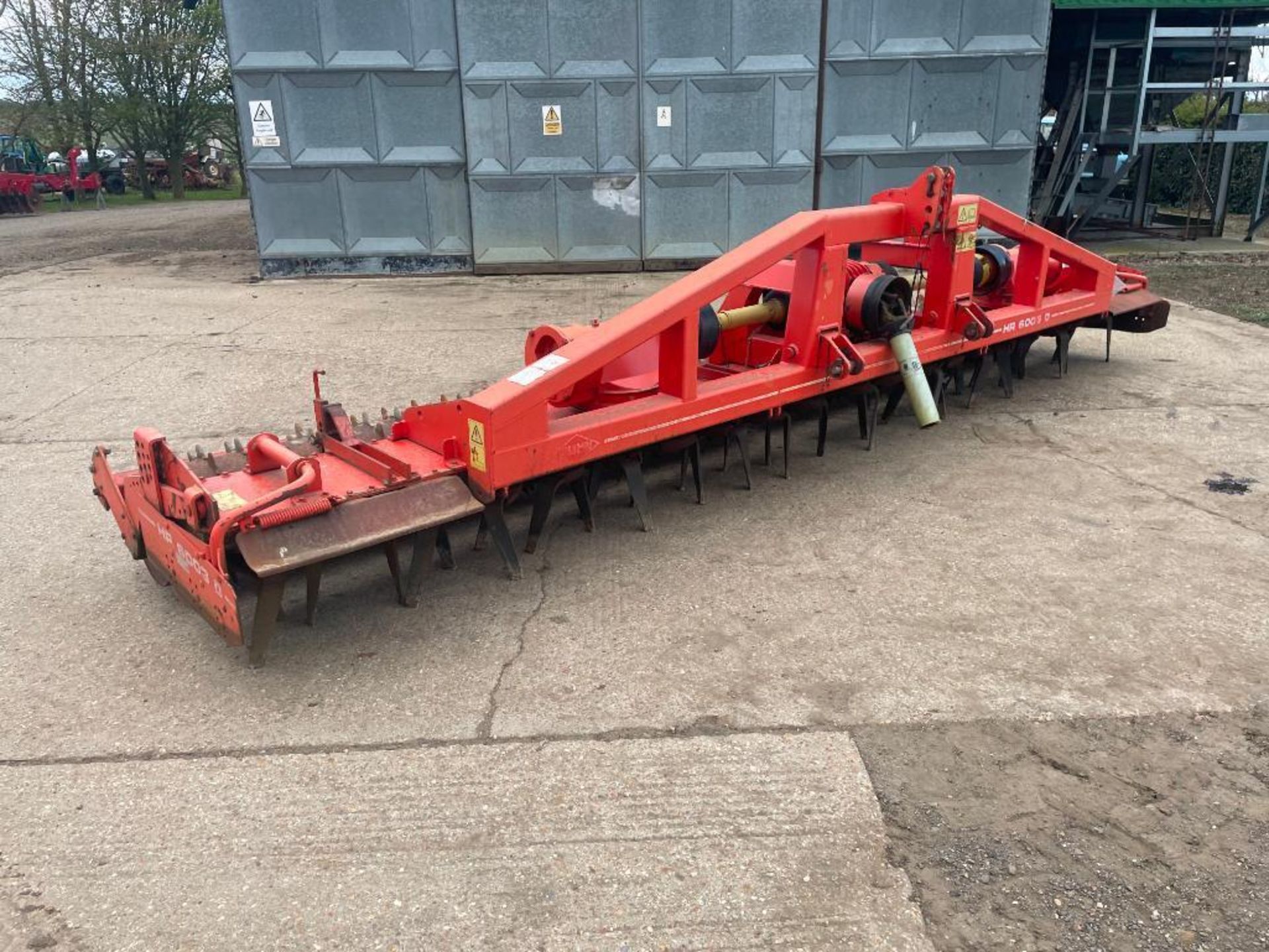 2000 Kuhn HR6003D 6m fixed power harrow and rear crumbler, PTO driven. Serial No: A0452 NB: Manual i - Image 7 of 19