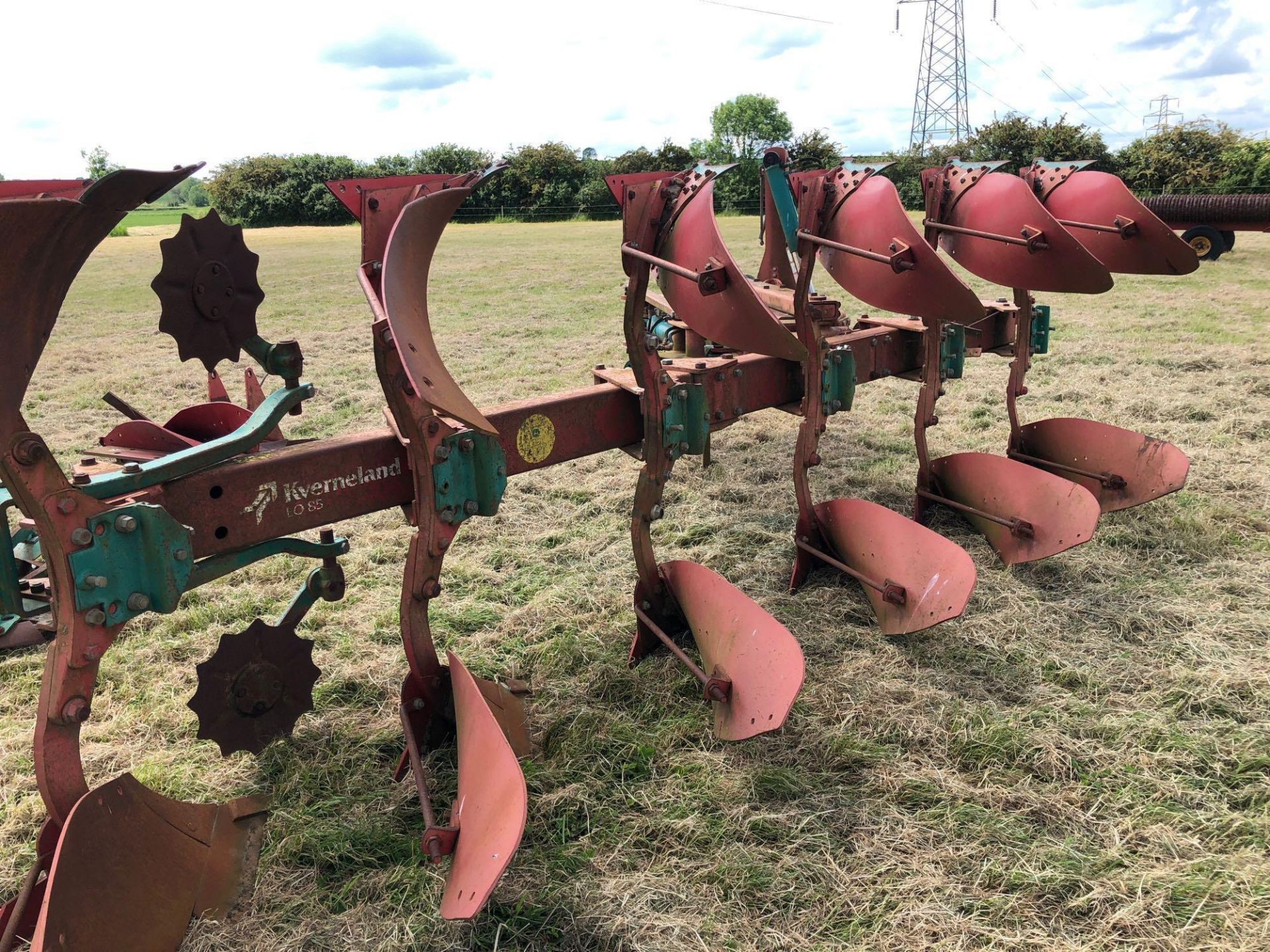 Kverneland 6+1f LO85 reversible plough, hydraulic vari-width. Model No: 85-300-28. Serial No: 240. N - Image 4 of 11