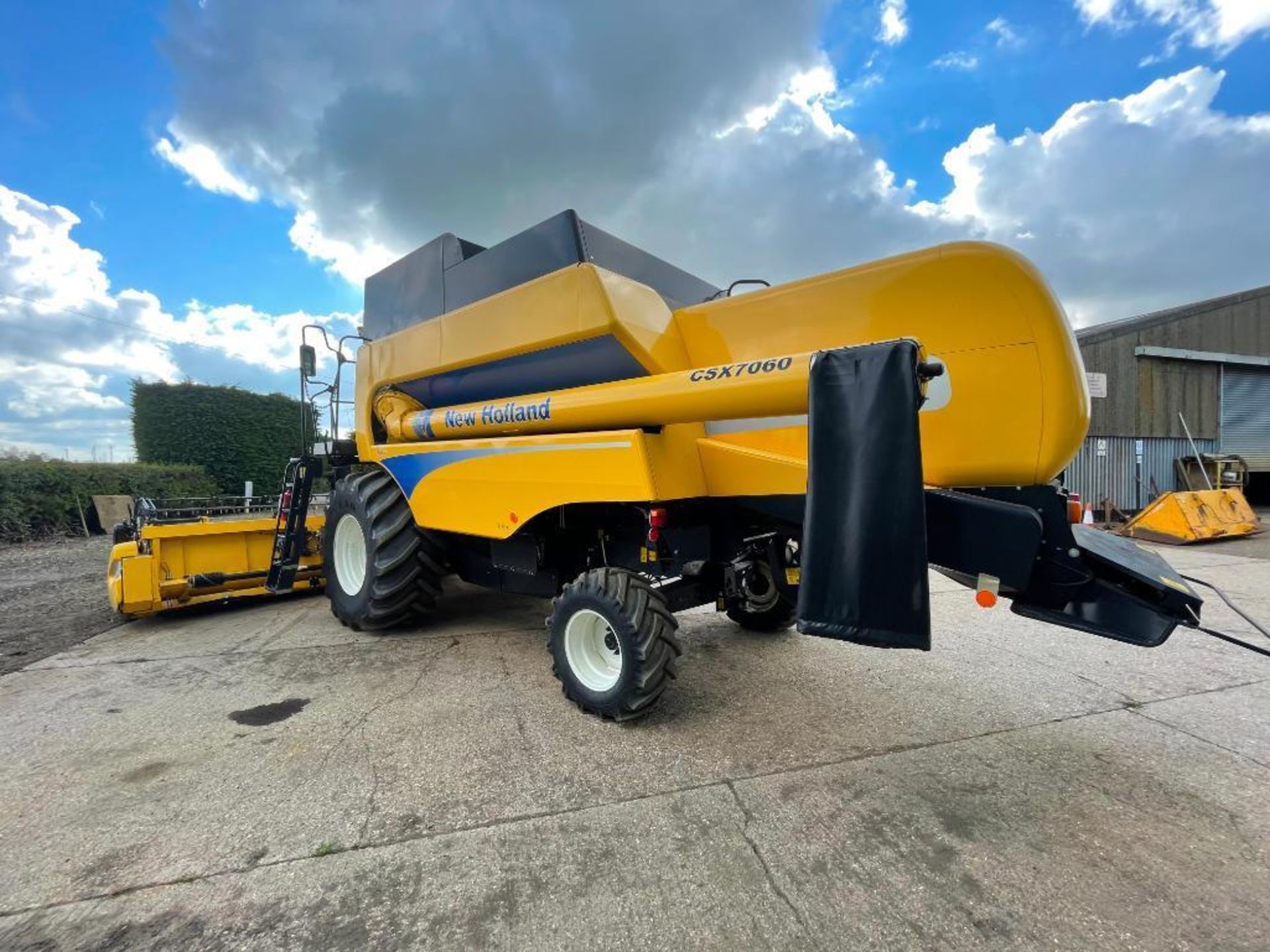 2011 New Holland CSX7060 combine harvester with 20ft Varifeed header on 800/65R32 front and 16.0/70- - Image 4 of 15