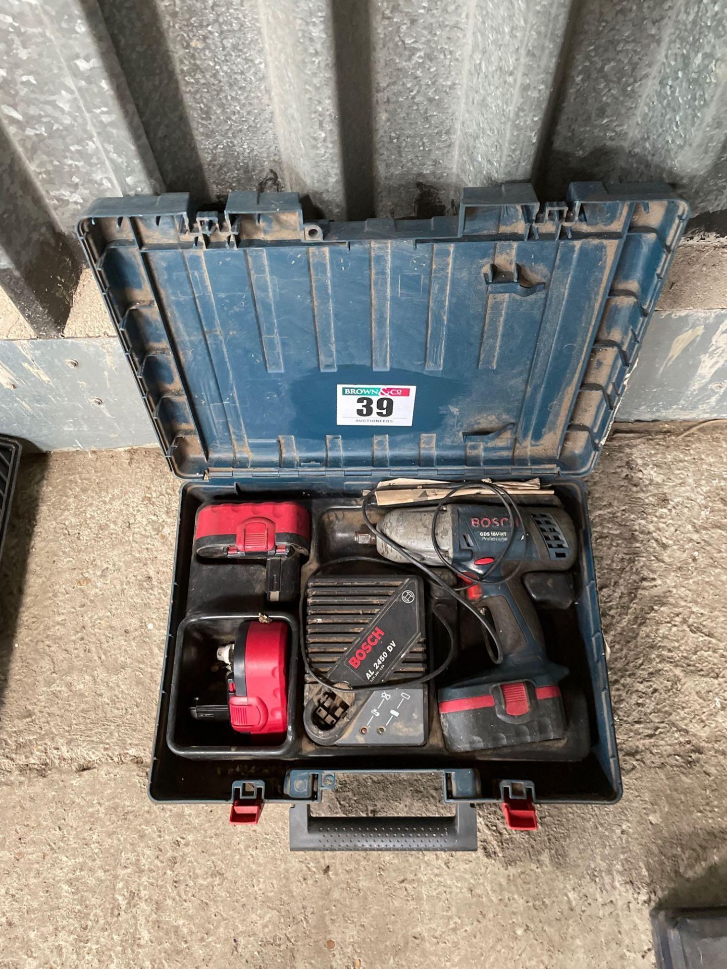 Bosch GDS 18V - HT impact wrench gun 3 batteries and charger. NB: Manual in Office
