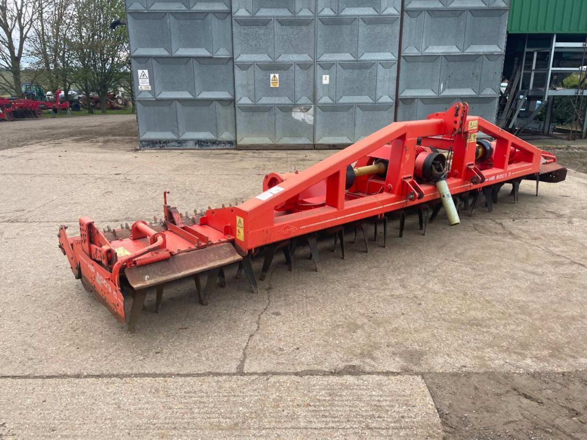 2000 Kuhn HR6003D 6m fixed power harrow and rear crumbler, PTO driven. Serial No: A0452 NB: Manual i - Image 18 of 19