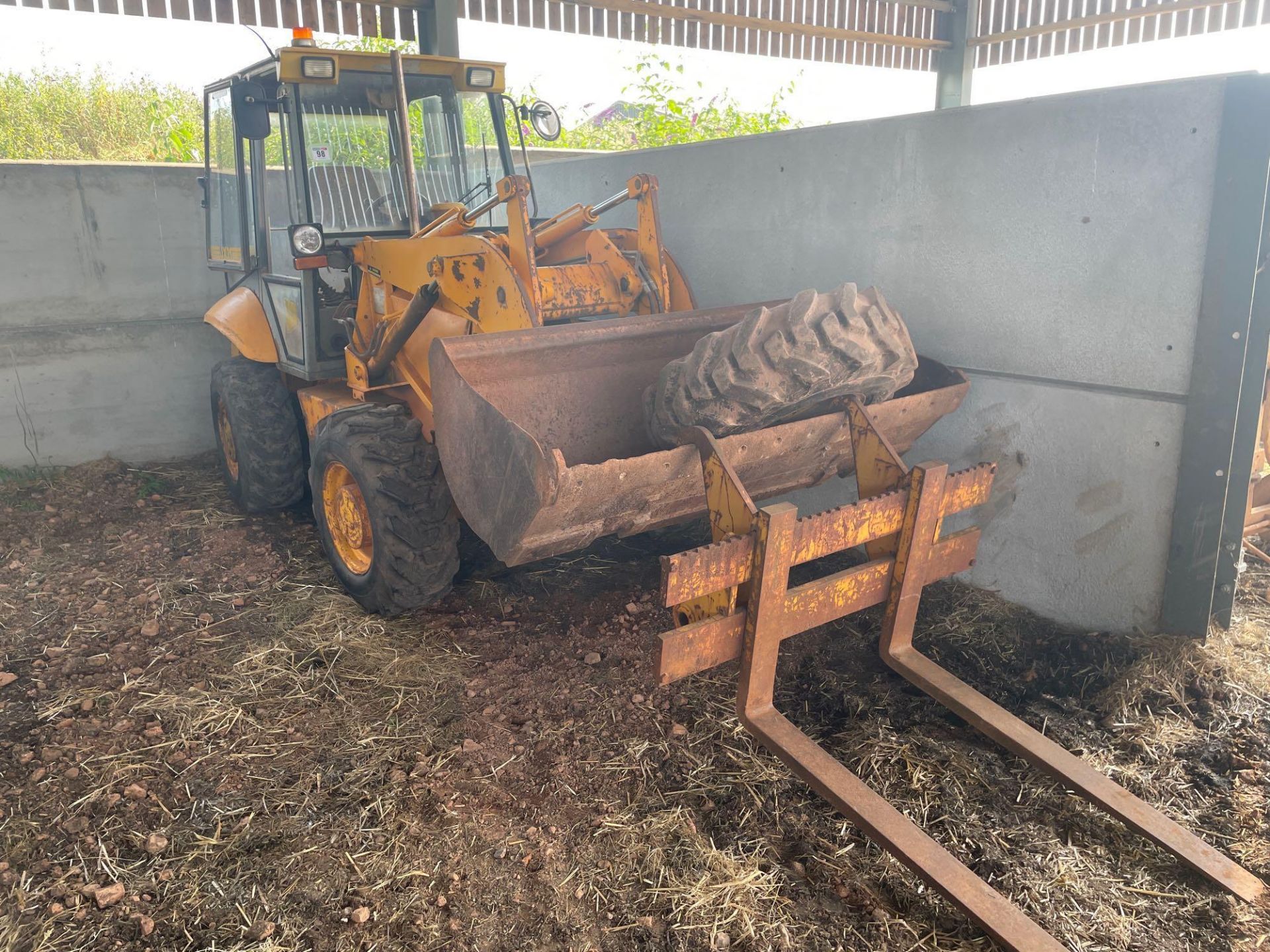 JCB 2CXL 4WD loader with pallet tines and bucket. Hours: 3391. Serial No 658170 NO VAT