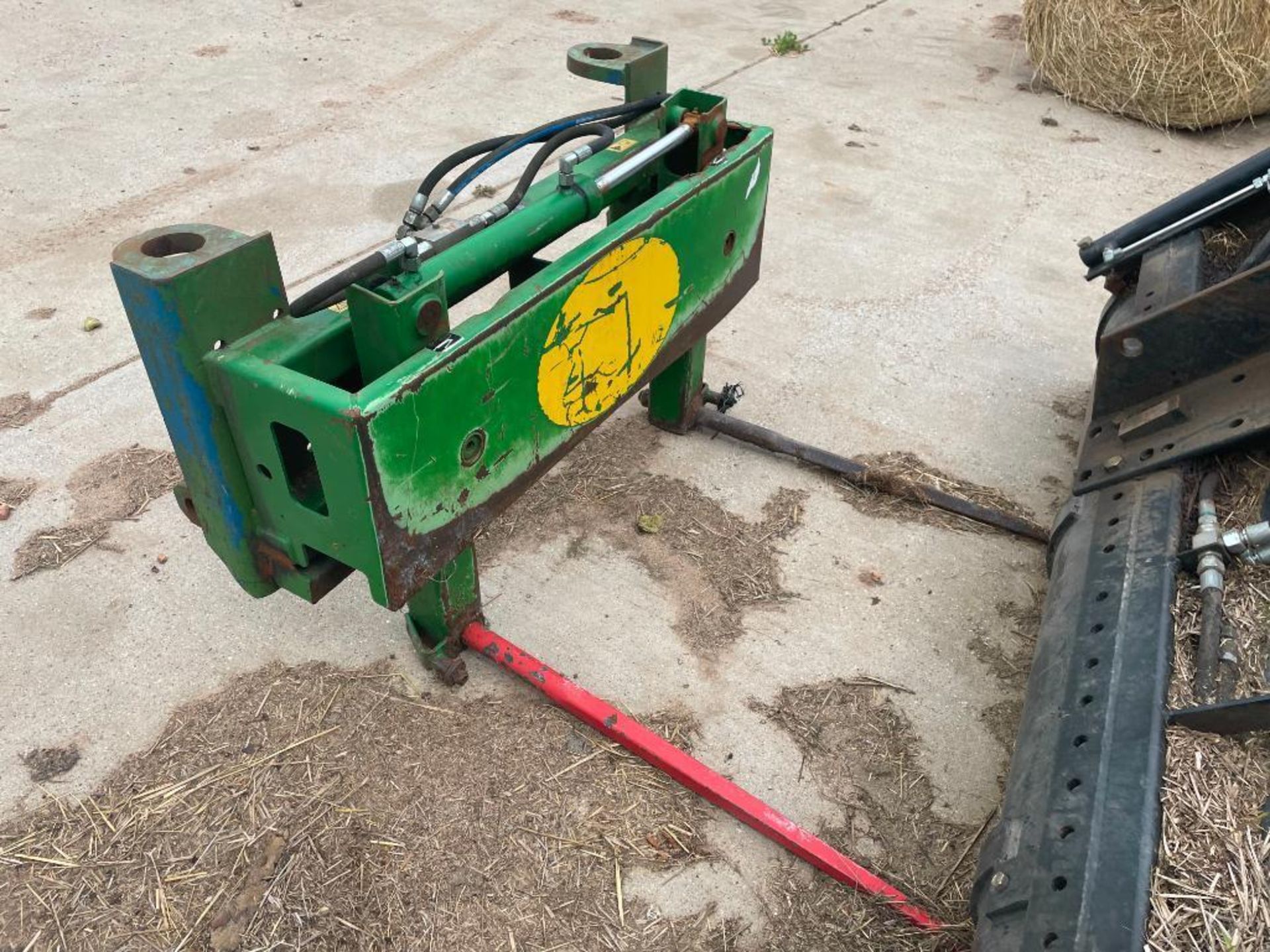 2013 McHale BH RD hydraulic bale spike with tubes and with pin and cone brackets. Serial No: 365455 - Image 4 of 5