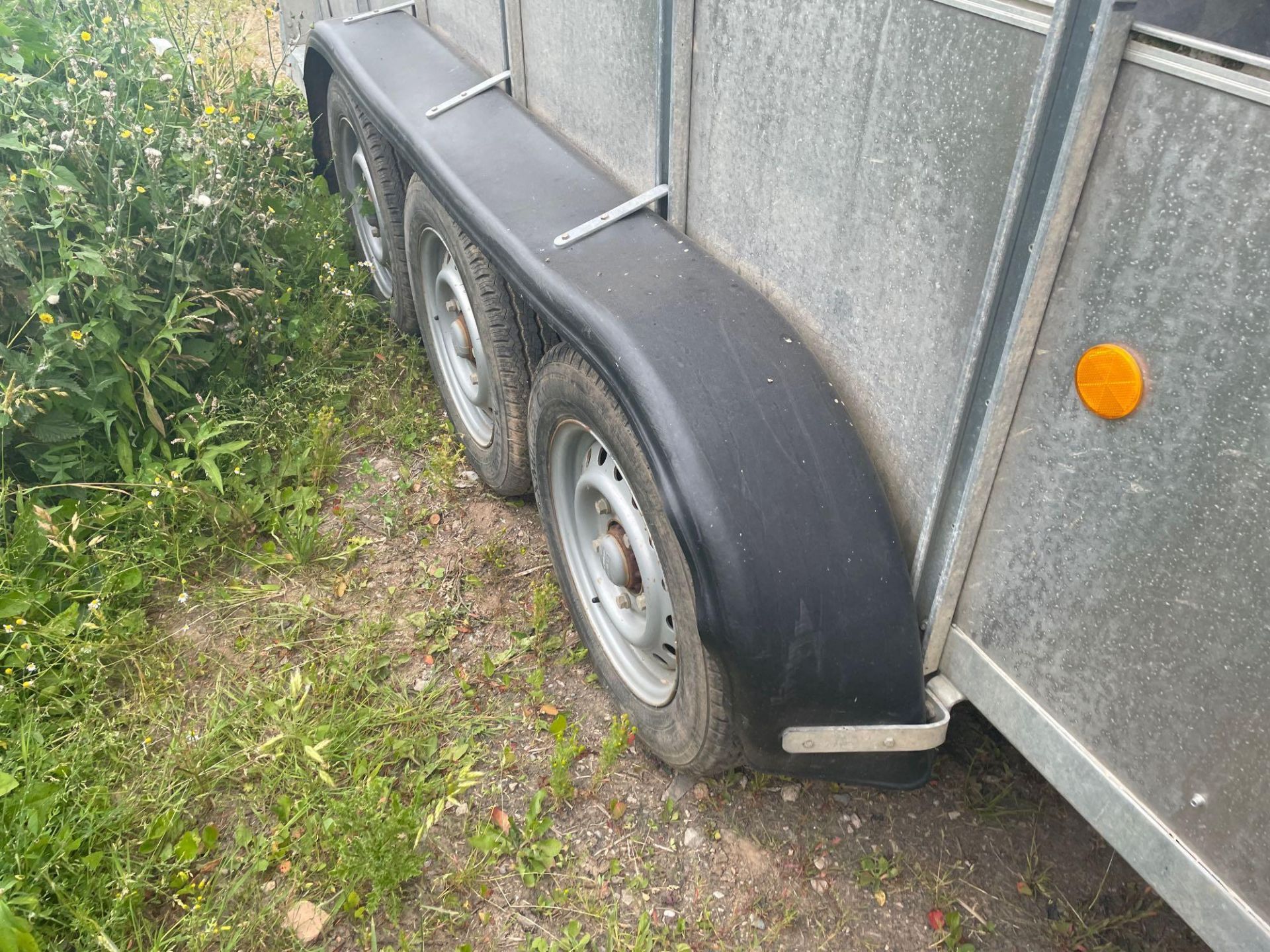 2007 Ifor Williams TA510G3 14ft tri-axle livestock trailer with partition gate. Serial No: SCKT00000 - Image 12 of 13