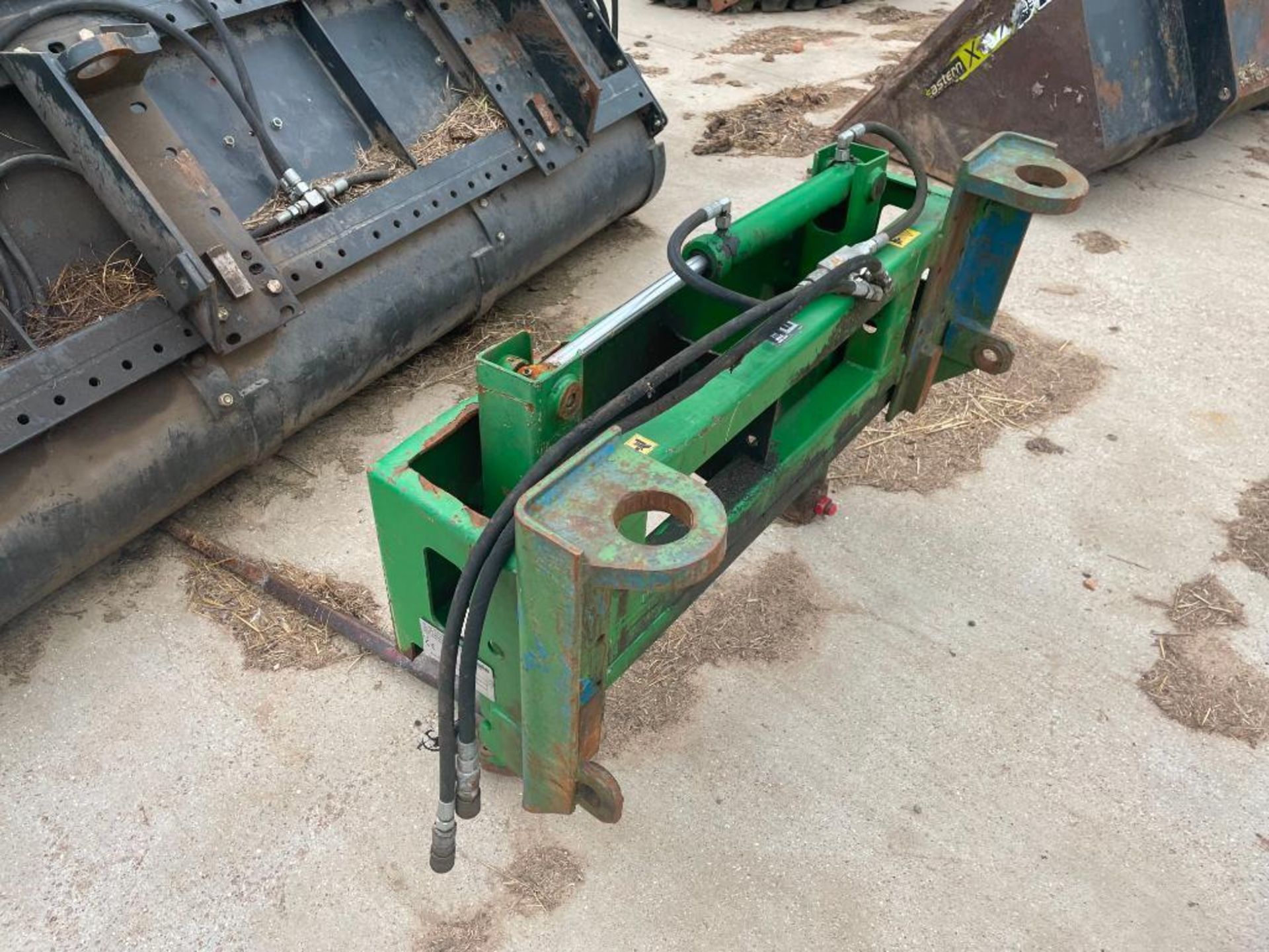 2013 McHale BH RD hydraulic bale spike with tubes and with pin and cone brackets. Serial No: 365455 - Image 2 of 5