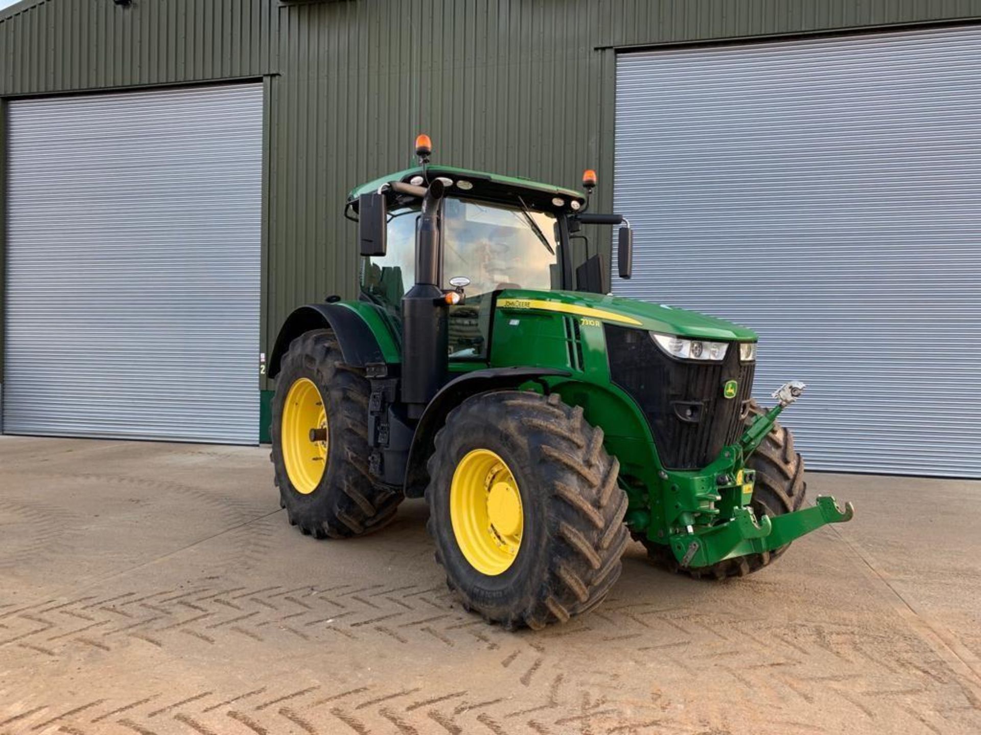 John Deere 7310R (2017) - Image 2 of 10