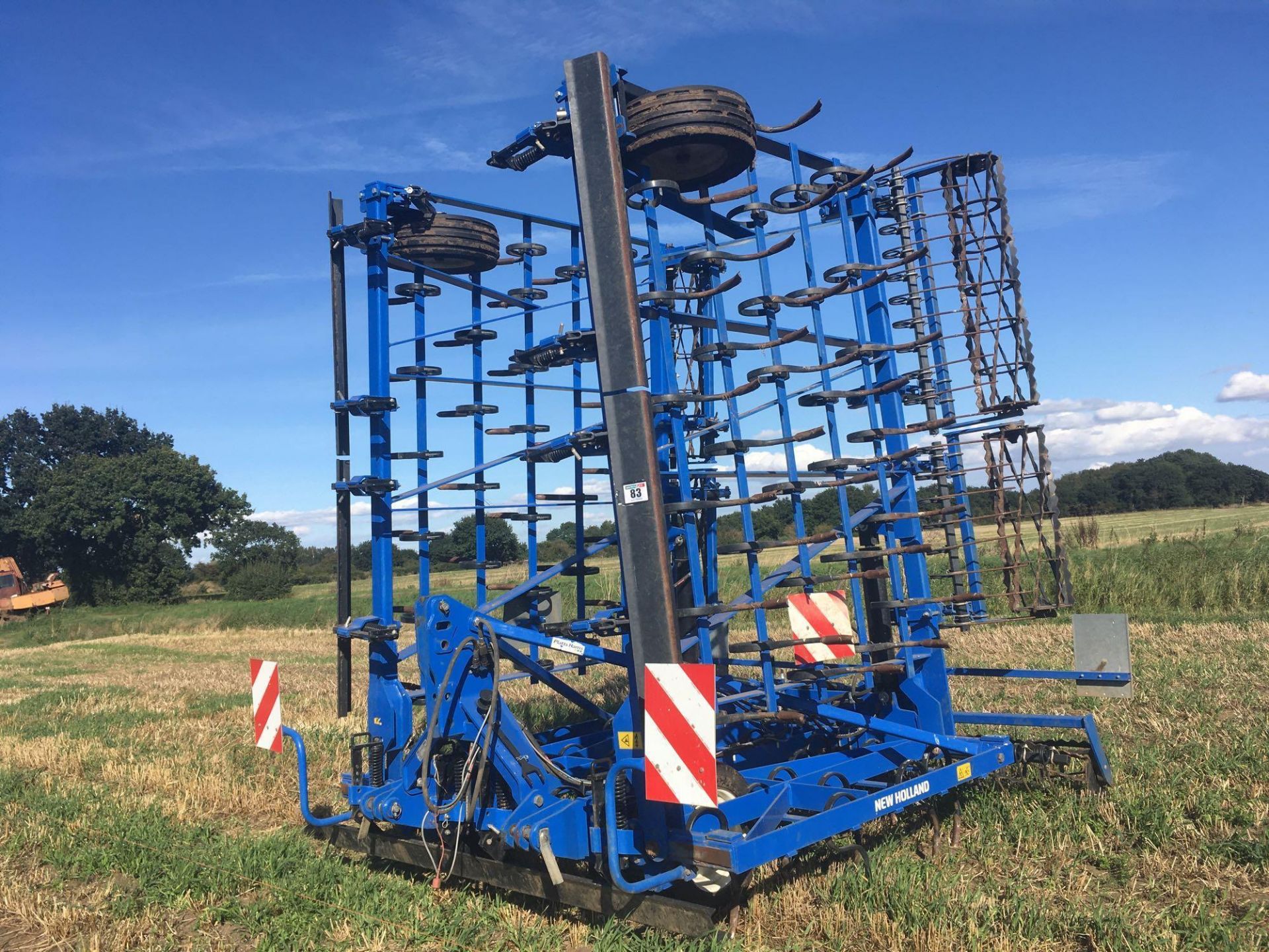 2018 New Holland 7.5m pig tail drag c/w leveling board and crumbling bar. - Image 2 of 11