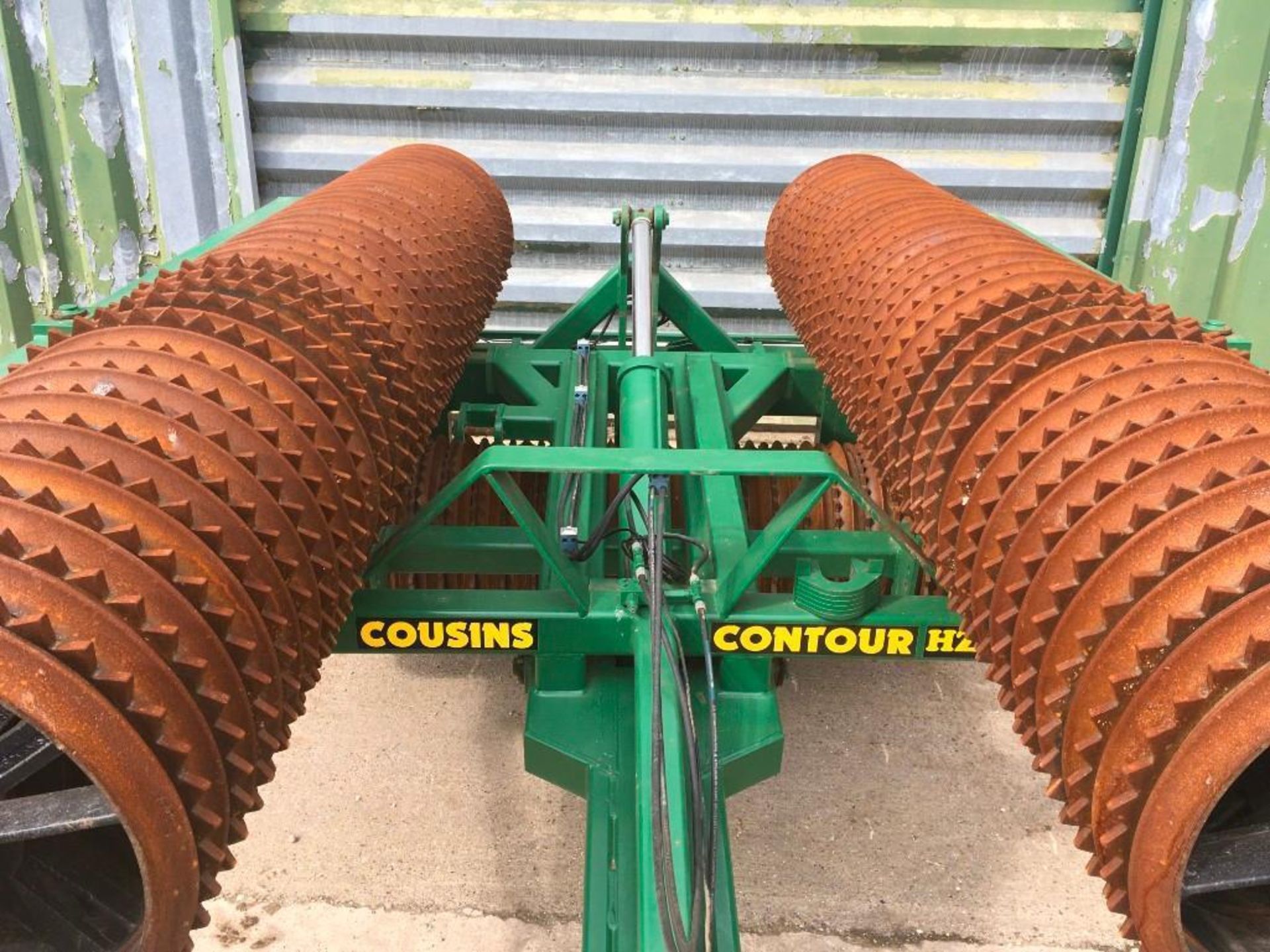 2018 Cousins Contour HZ 8.2m hydraulic folding Cambridge rolls c/w breaker rings. On farm from new. - Image 6 of 8