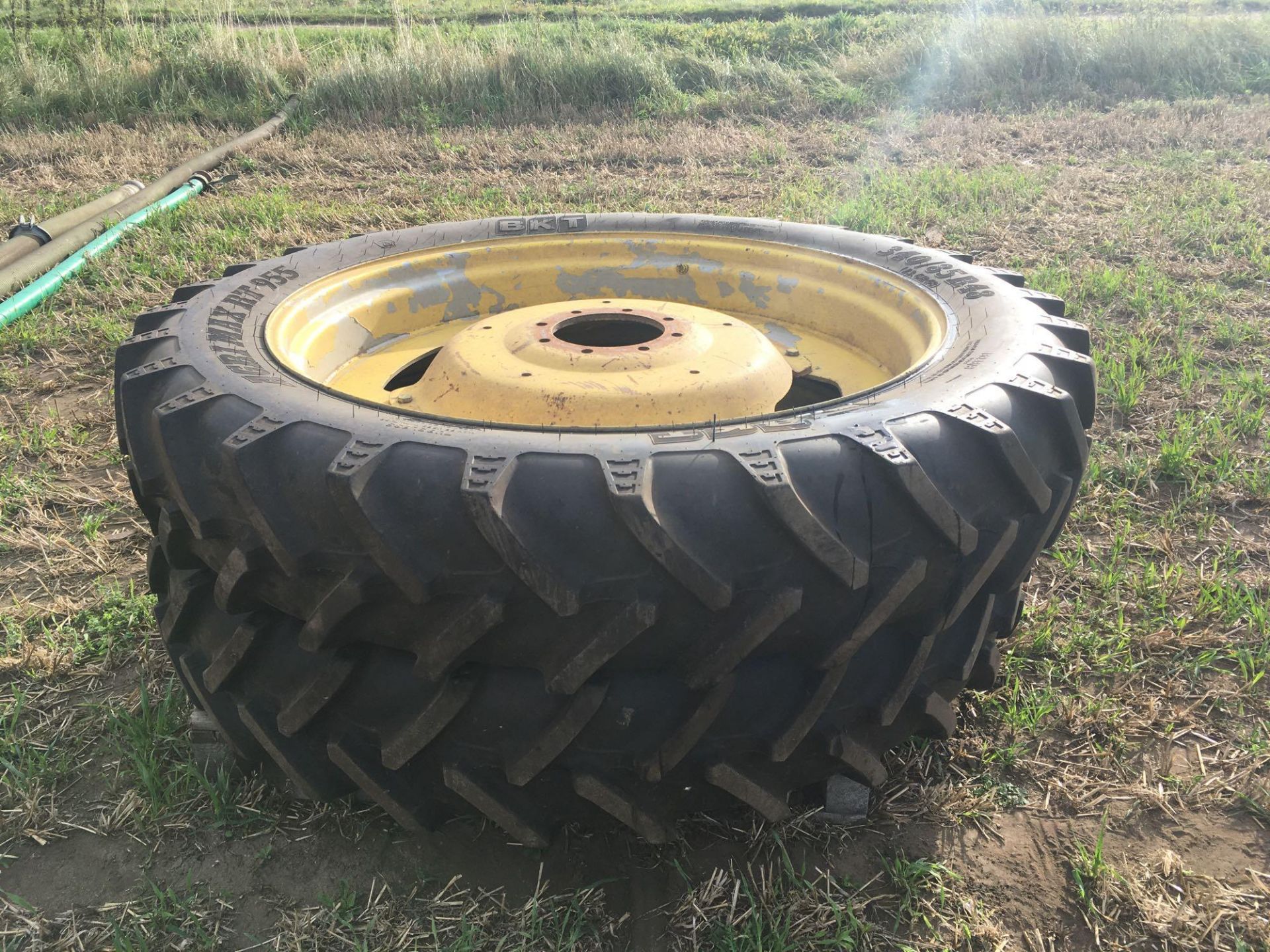 Pair of 270/95R36 & pair of 340/85R48 wheels & tyres - Image 4 of 7