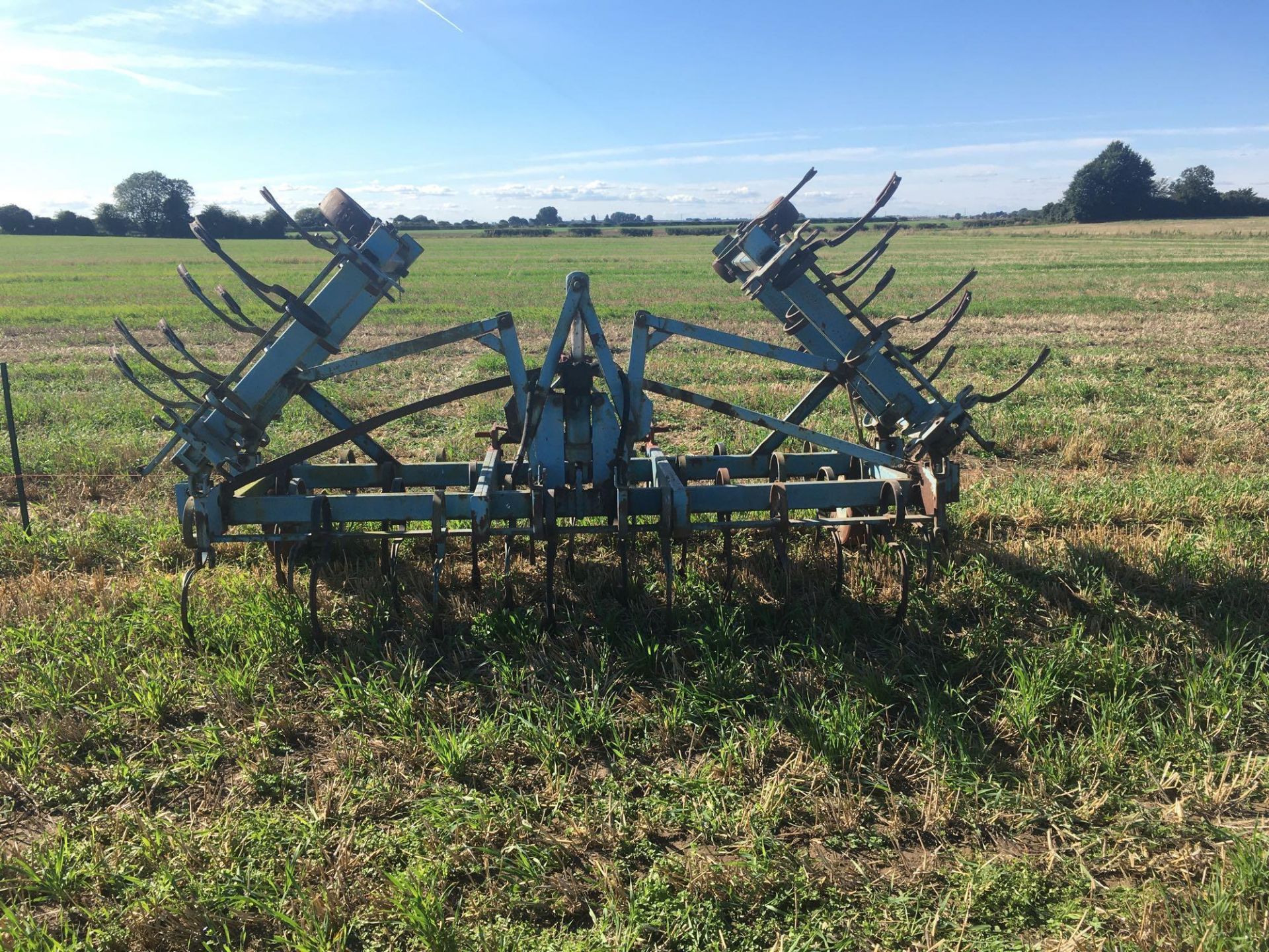 1983 5m folding spring tine cultivator. - Image 2 of 5