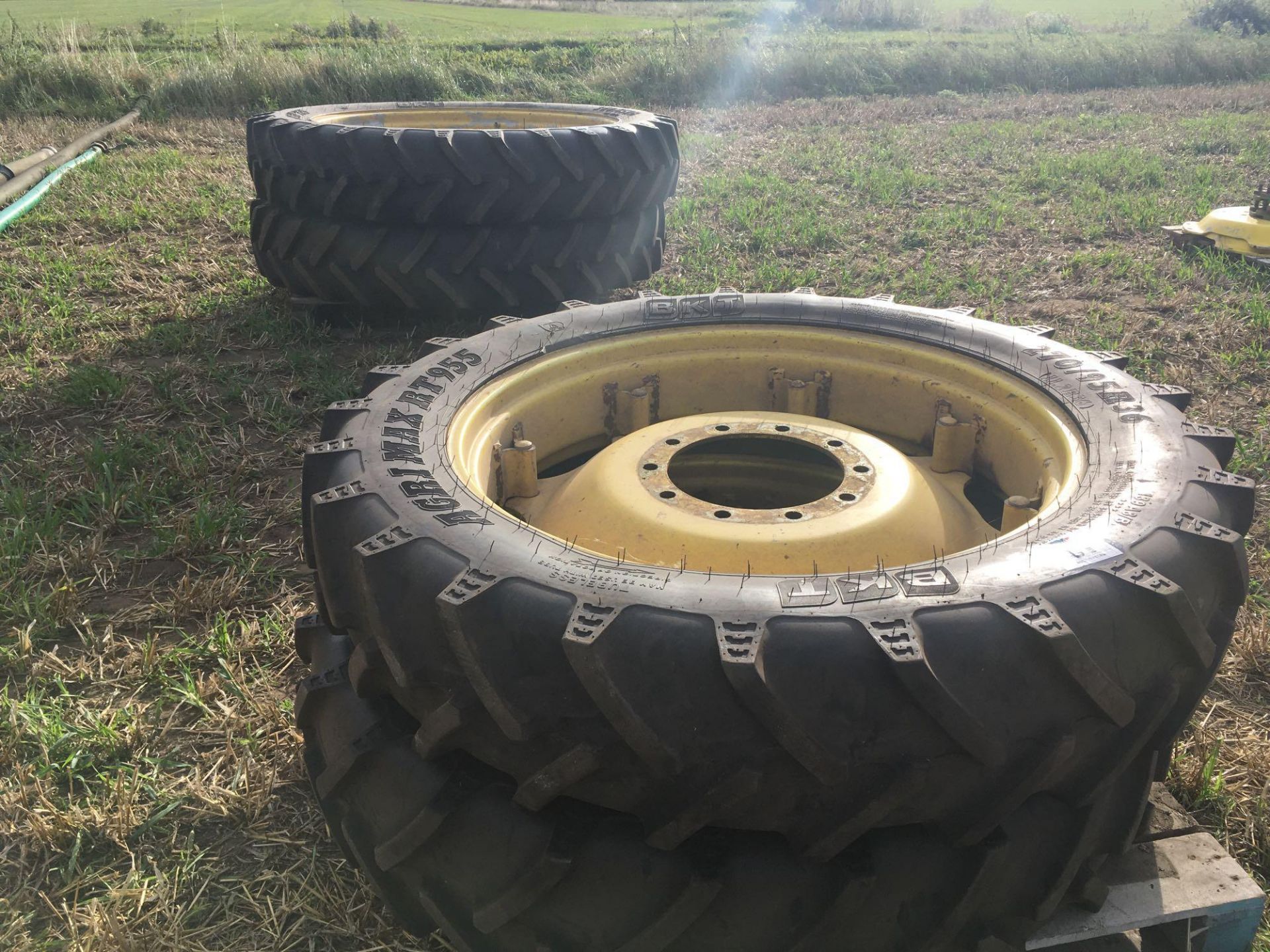 Pair of 270/95R36 & pair of 340/85R48 wheels & tyres - Image 7 of 7