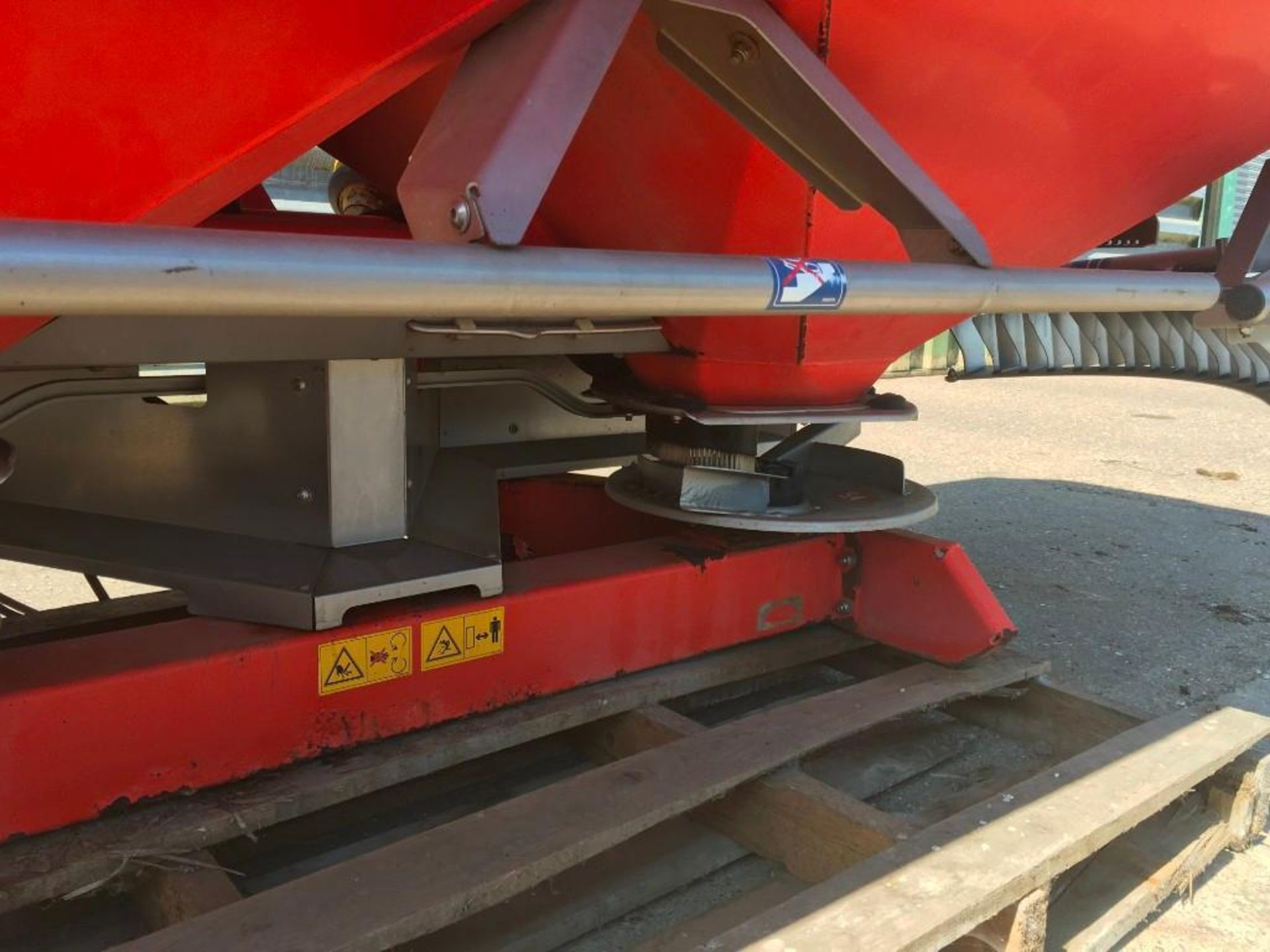 2008 Kuhn Axis 30.1 24m twin disc fertiliser spreader. - Image 8 of 9