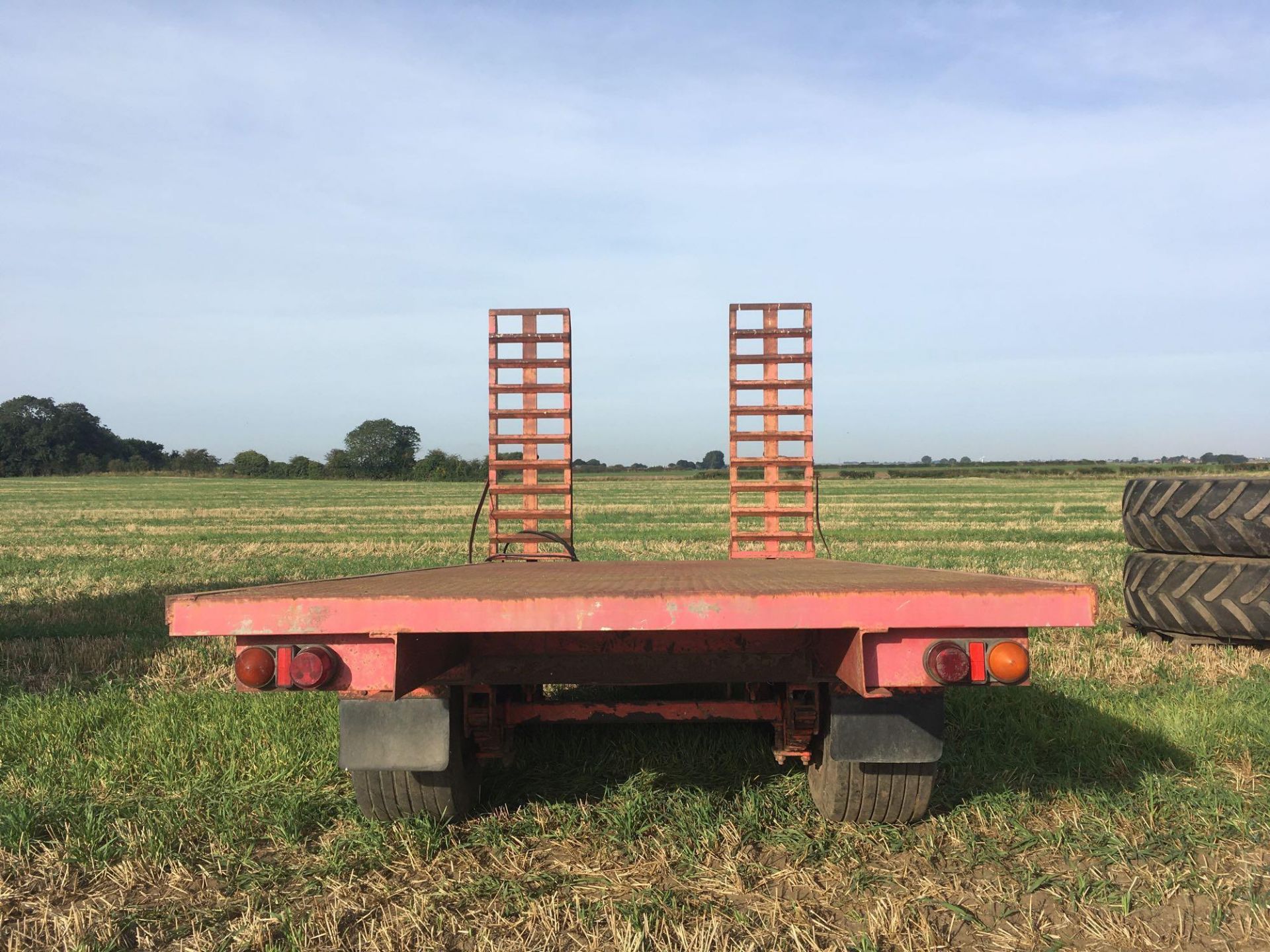 15ft twin axle plant trailer with hydraulic ramps. - Image 3 of 3