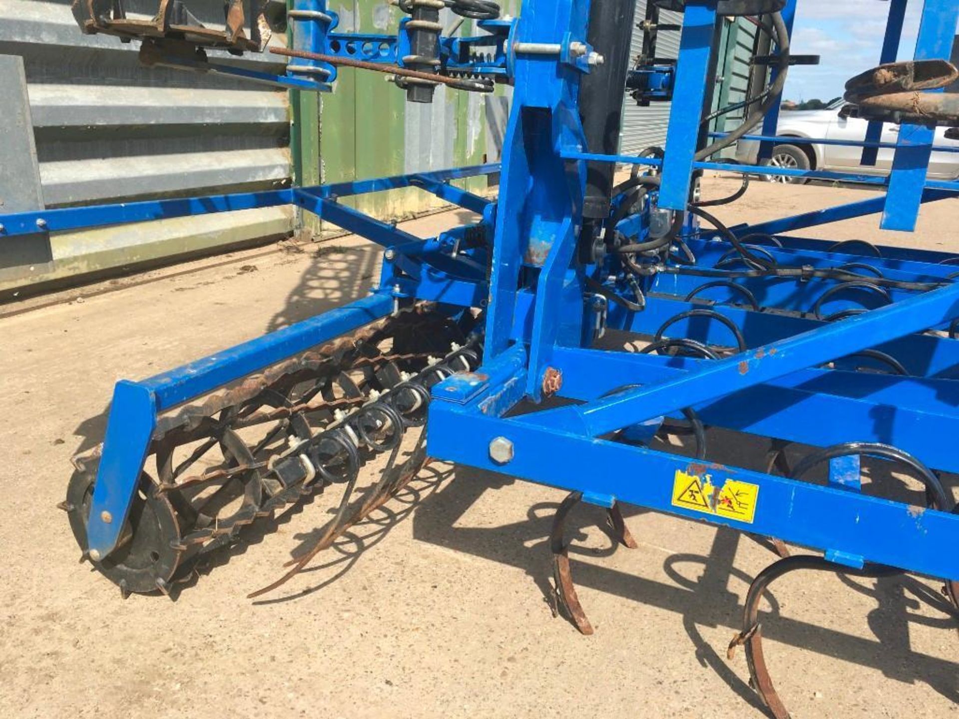 2018 New Holland 7.5m pig tail drag c/w leveling board and crumbling bar. - Image 8 of 11