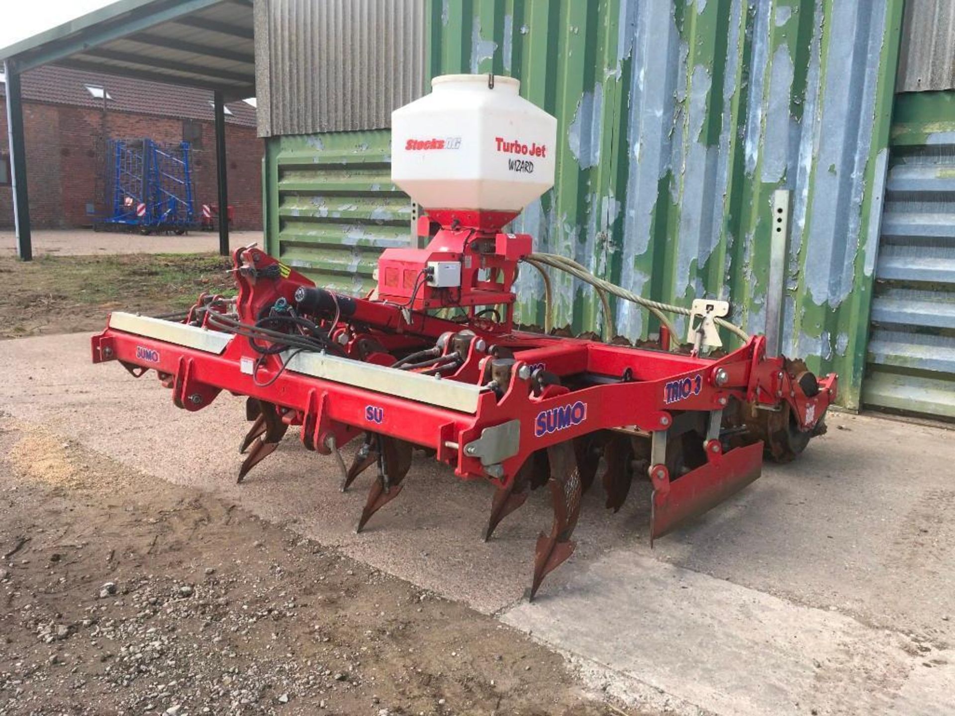 2012 Sumo Trio 3 3m cultivator with 6 legs, 2 rows of discs and multi packer, with auto reset. - Image 8 of 16