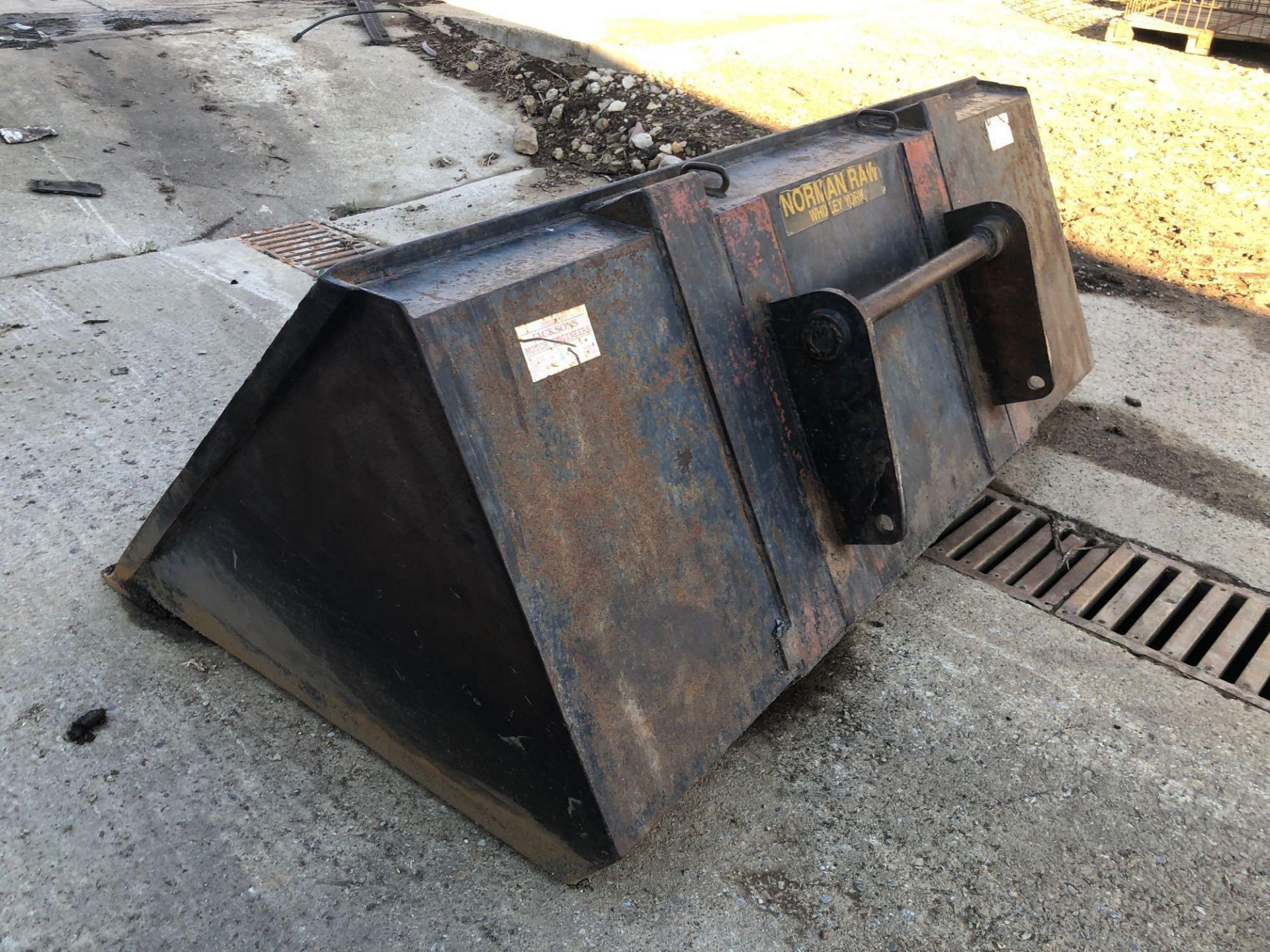 Norman Raw 1t grain bucket to fit Manitou fittings. PLease note that this lot is being retained unti - Image 3 of 9