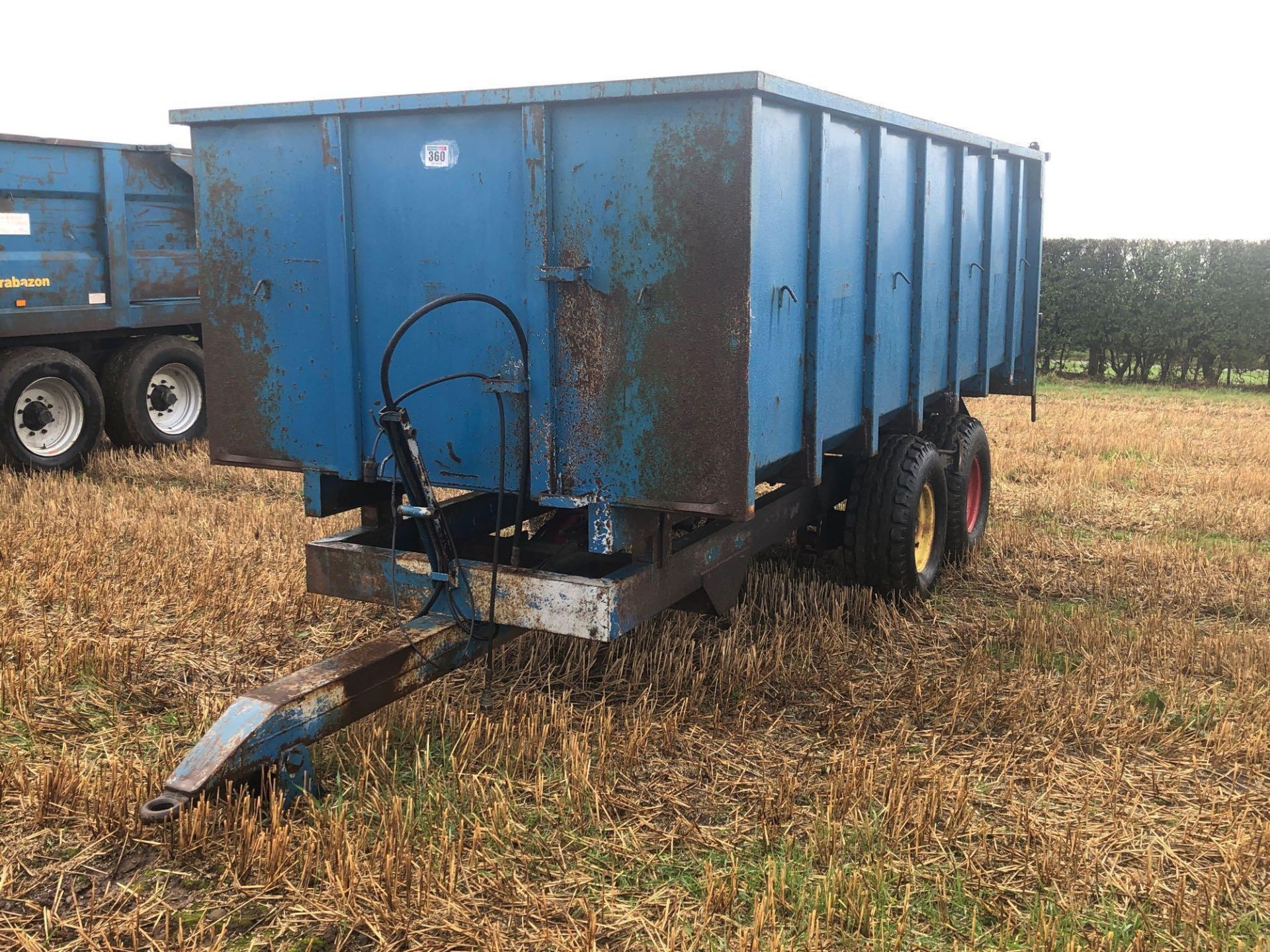 8t twin axle trailer with manual rear door and grain chute. C/w silage sides. On 12.5/80-15.3 wheels - Image 3 of 8