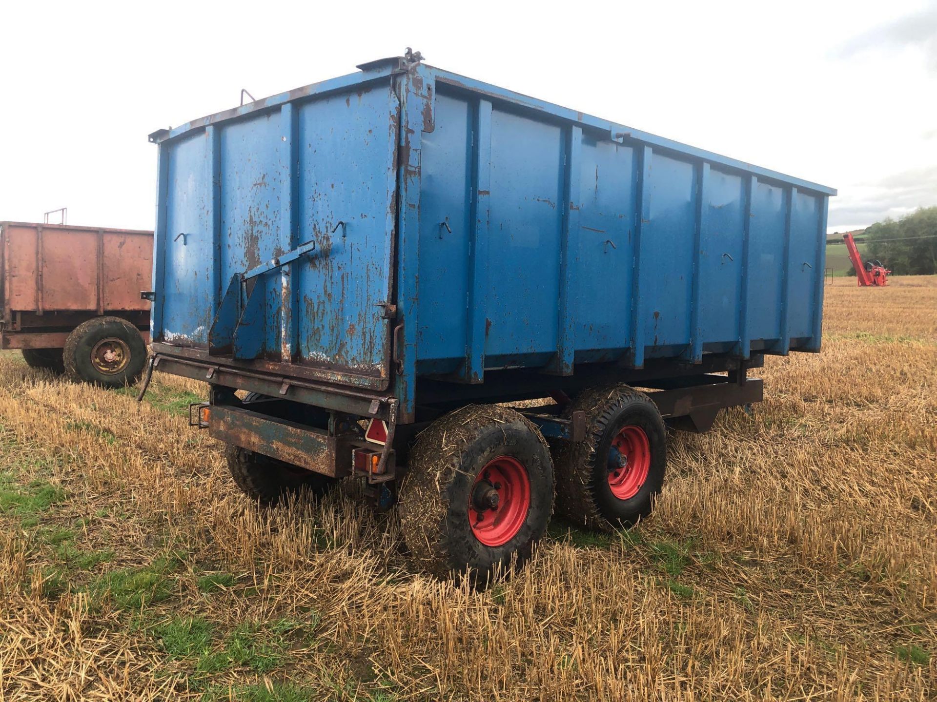 8t twin axle trailer with manual rear door and grain chute. C/w silage sides. On 12.5/80-15.3 wheels - Image 4 of 8