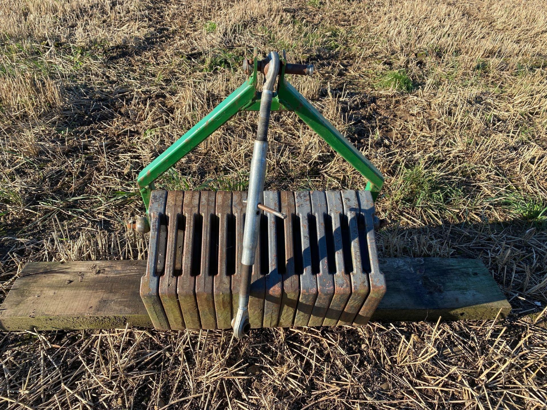 Massey Ferguson front weight and homemade frame c/w 14 x 45kg wafer weights - Image 4 of 6