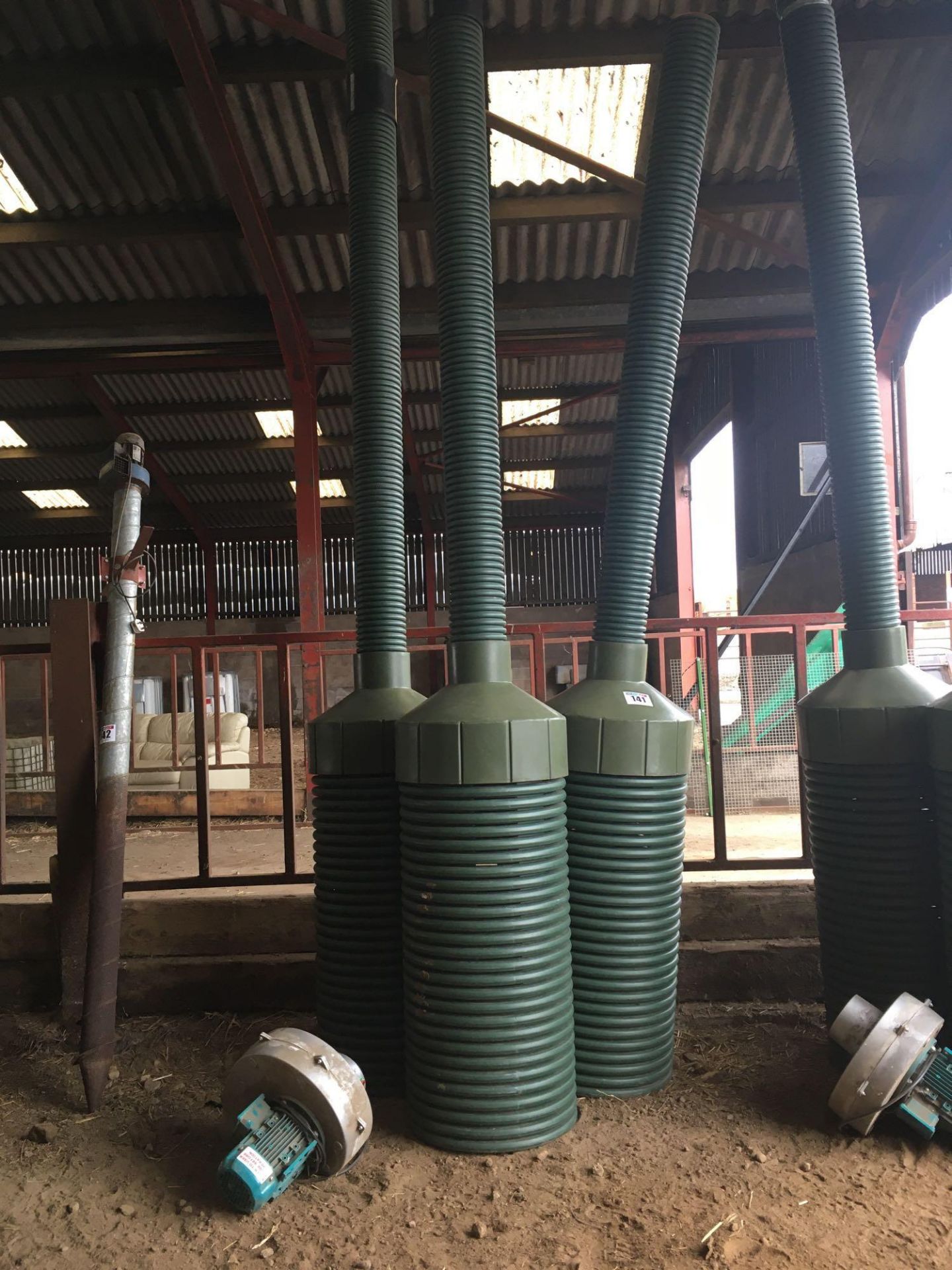 3No plastic grain pedestals with Brook Compton fan