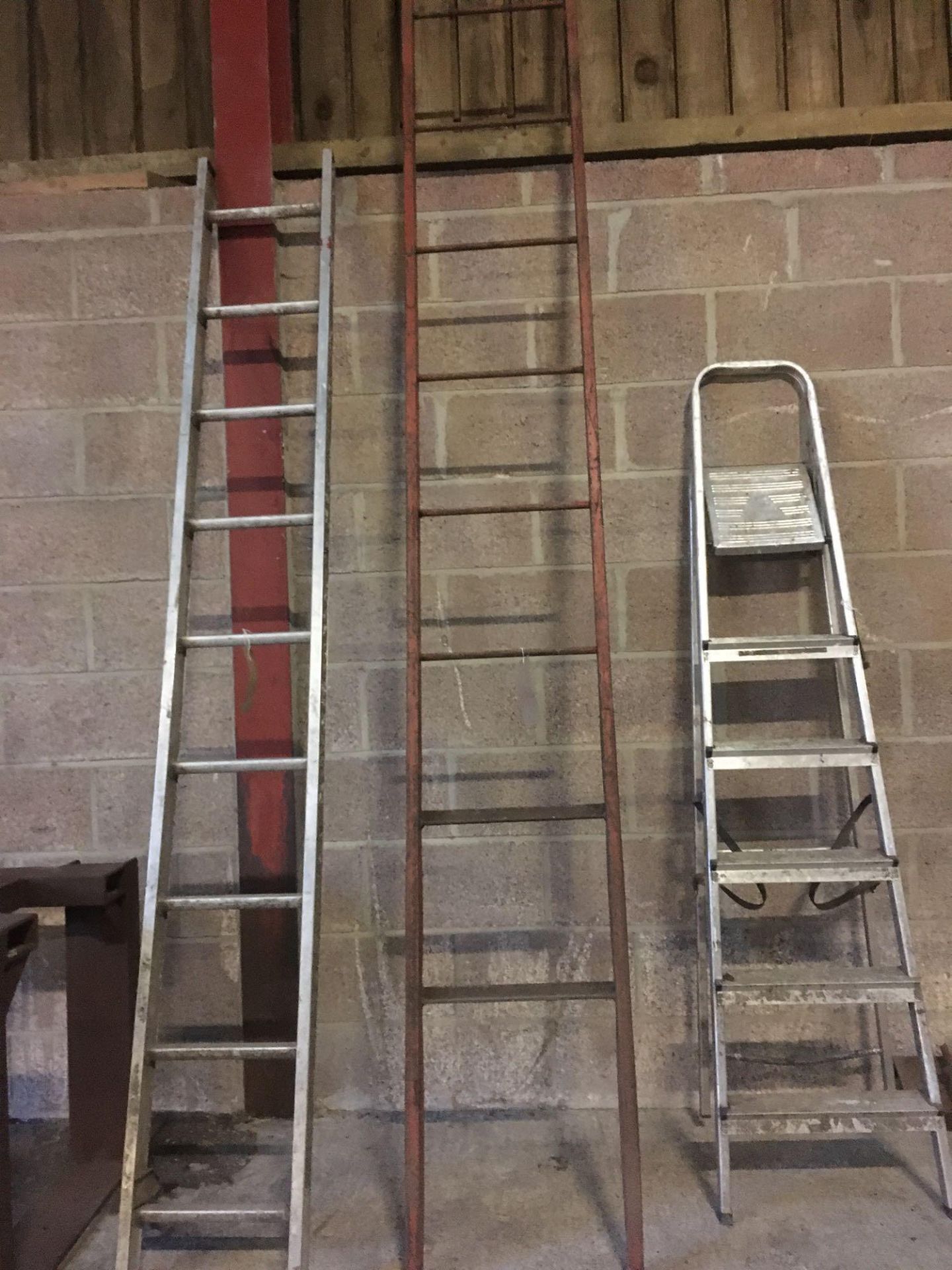 Metal ladder (red)