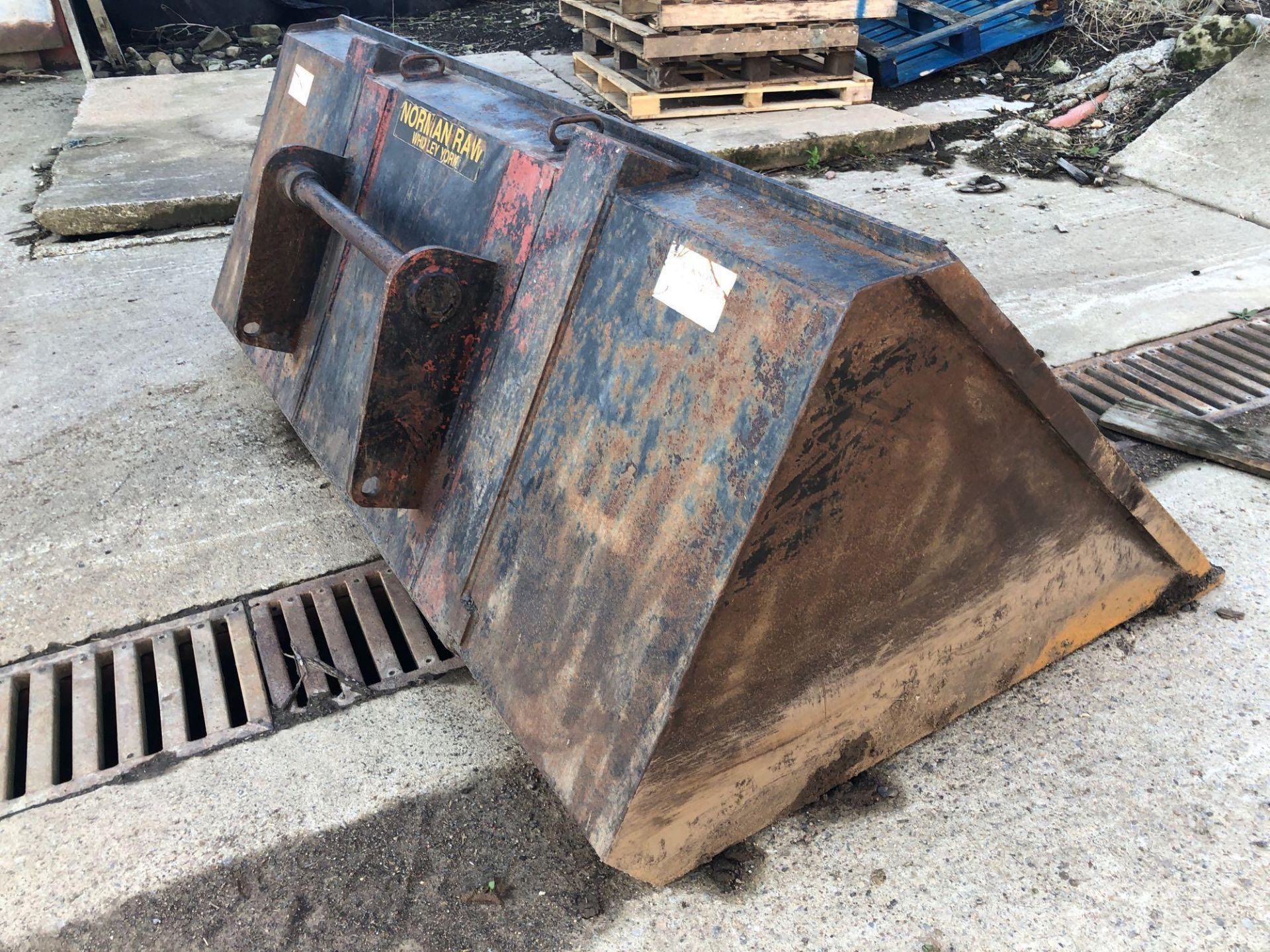 Norman Raw 1t grain bucket to fit Manitou fittings. PLease note that this lot is being retained unti - Image 6 of 9