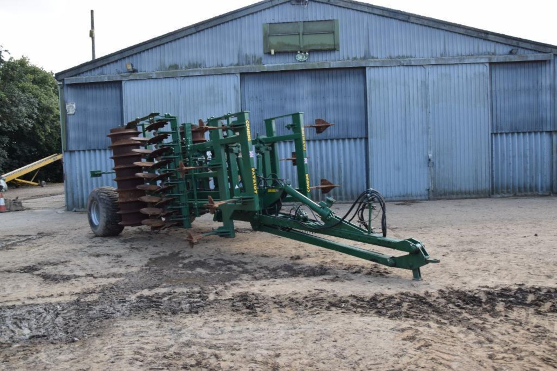 2018 Cousins Patriot 4m trailed hydraulic folding cultivator with subsoiler legs, discs and packer. - Image 2 of 21