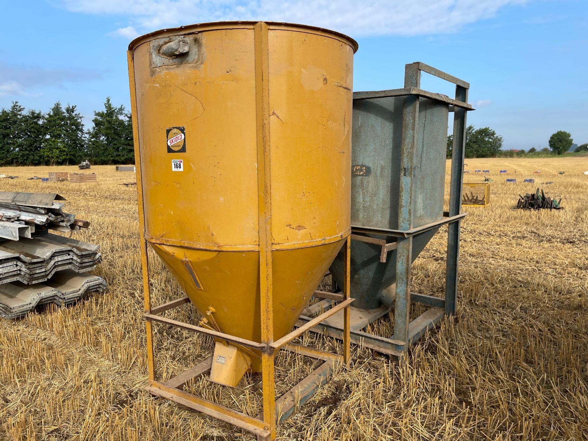 Pair metal grain tanks - Image 2 of 2