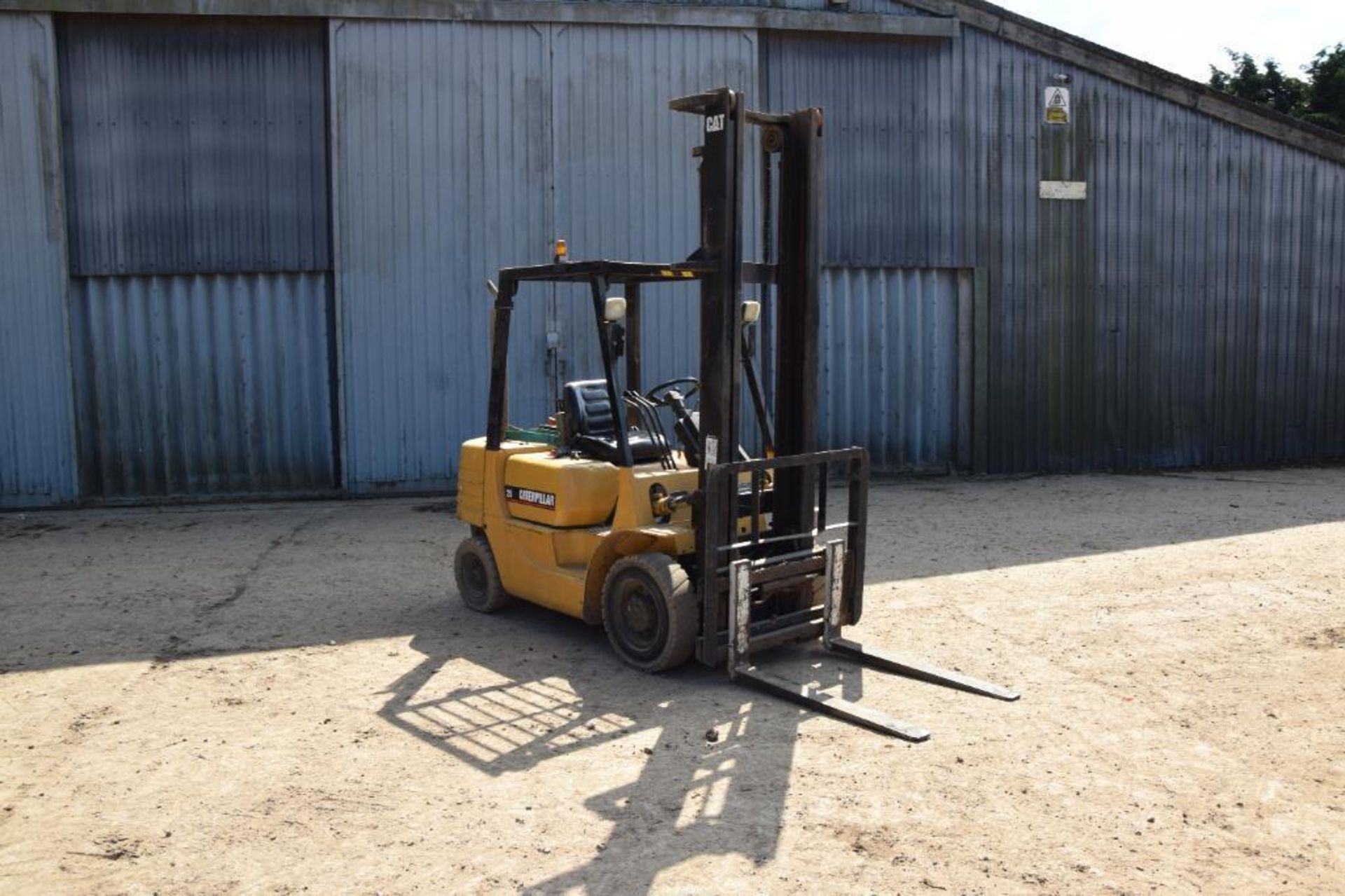 1996 Caterpillar DP25 2.5t industrial forklift. Hours: 6517. Serial No: 6BN00199. Manual in office. - Image 4 of 12