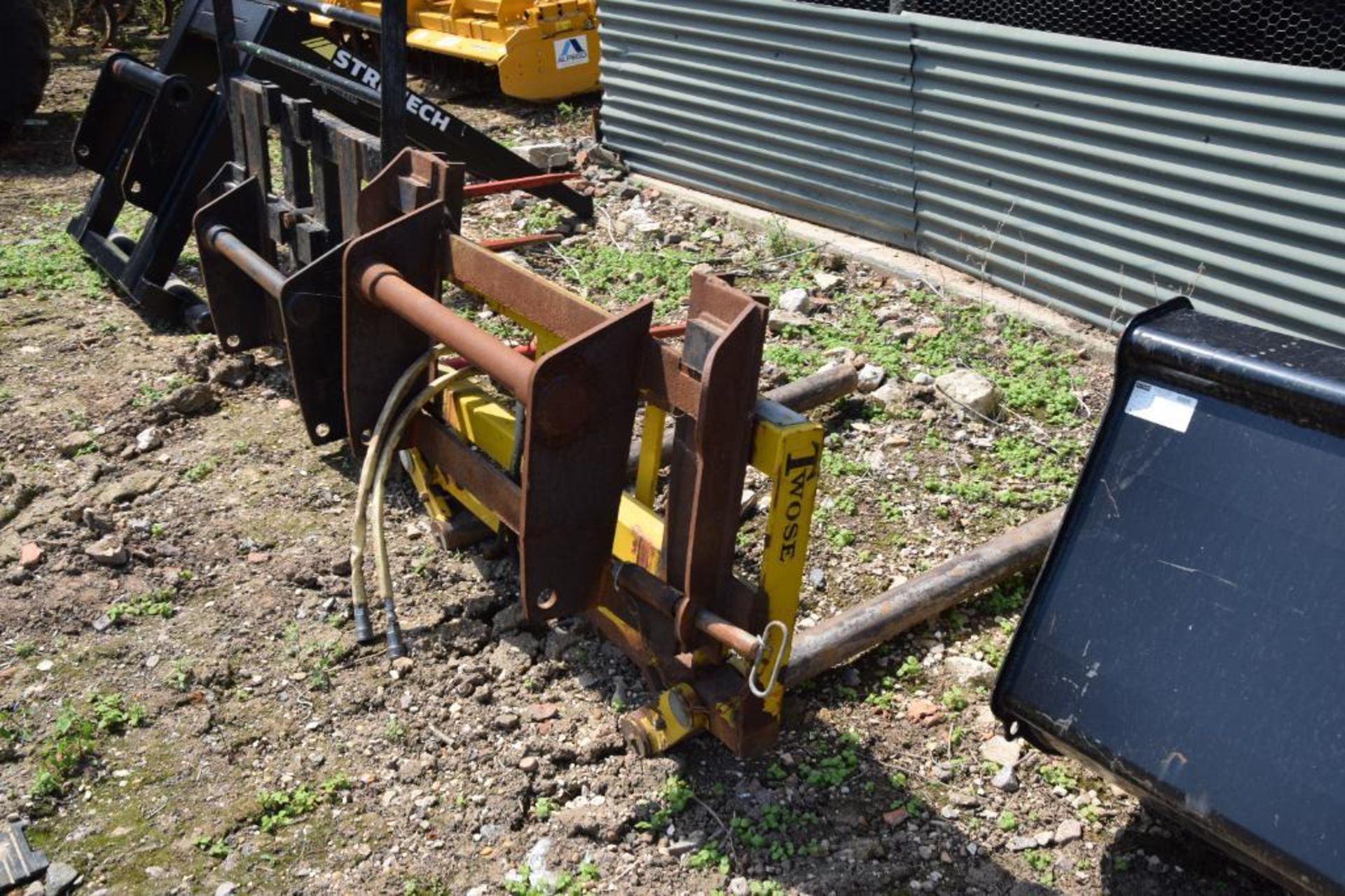 Twose hydraulic bale squeeze with Manitou brackets. Serial No: 301527010SP - Image 3 of 4