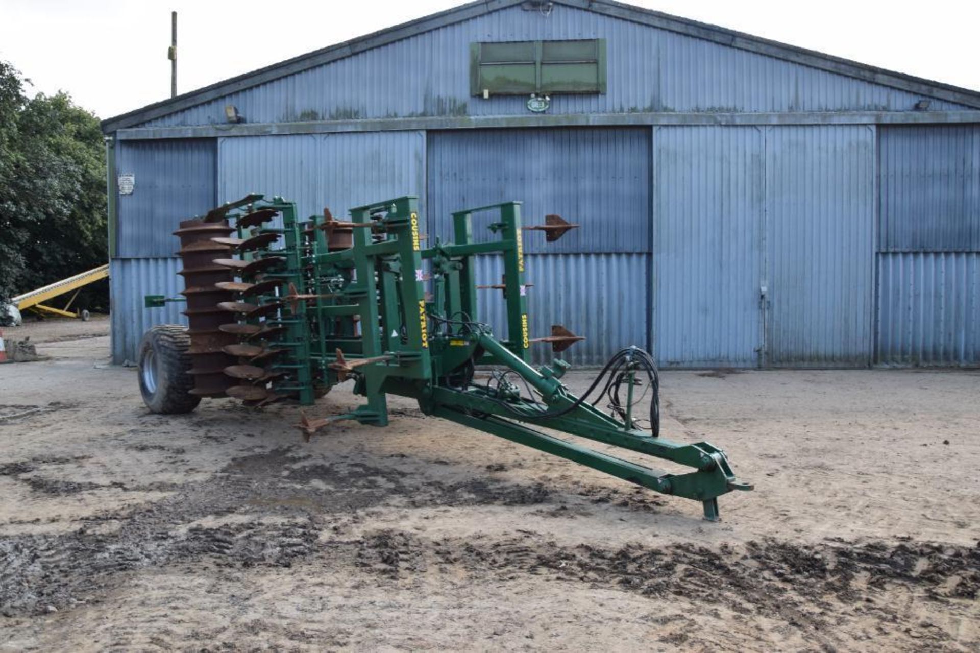 2018 Cousins Patriot 4m trailed hydraulic folding cultivator with subsoiler legs, discs and packer. - Image 3 of 21